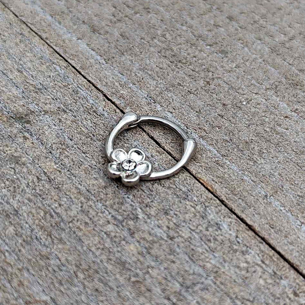 BodyCandy 16G 5/16 Clear Gem Sweetheart Flower Cartilage Clicker — alternative angle