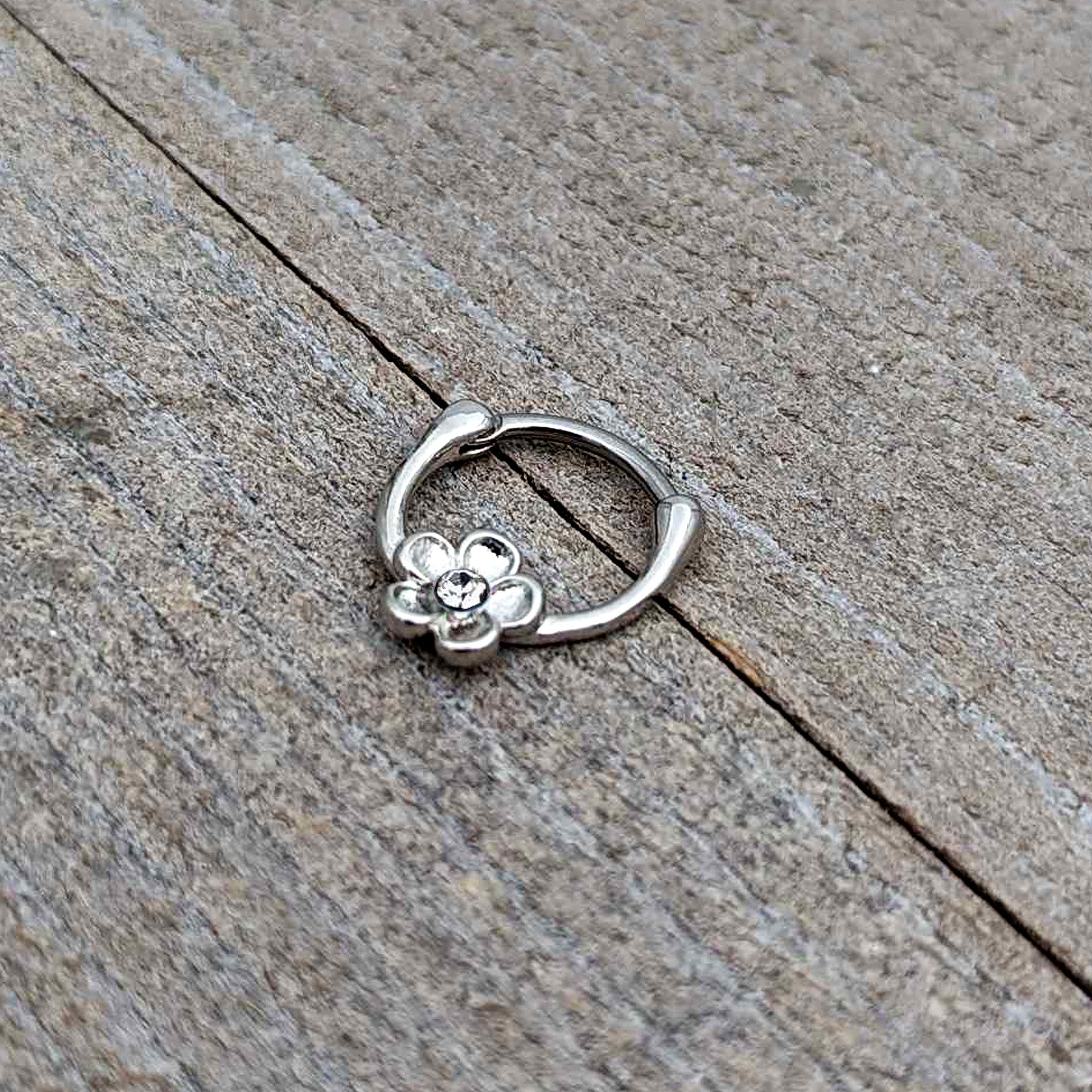 BodyCandy 16G 5/16 Clear Gem Sweetheart Flower Cartilage Clicker — alternative angle