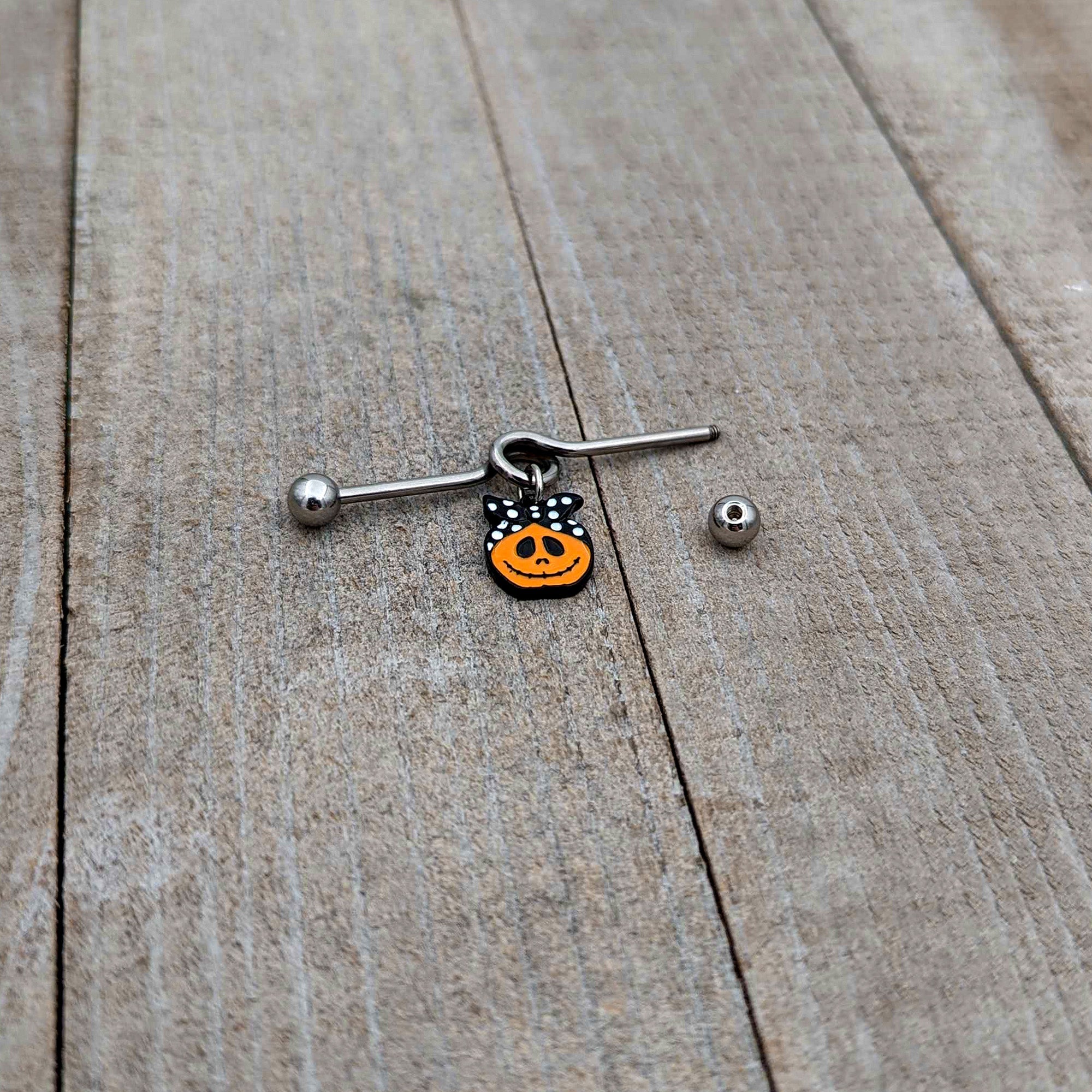 BodyCandy 14G Halloween Kerchief Pumpkin Dangle Project Bar 38mm — alternative angle
