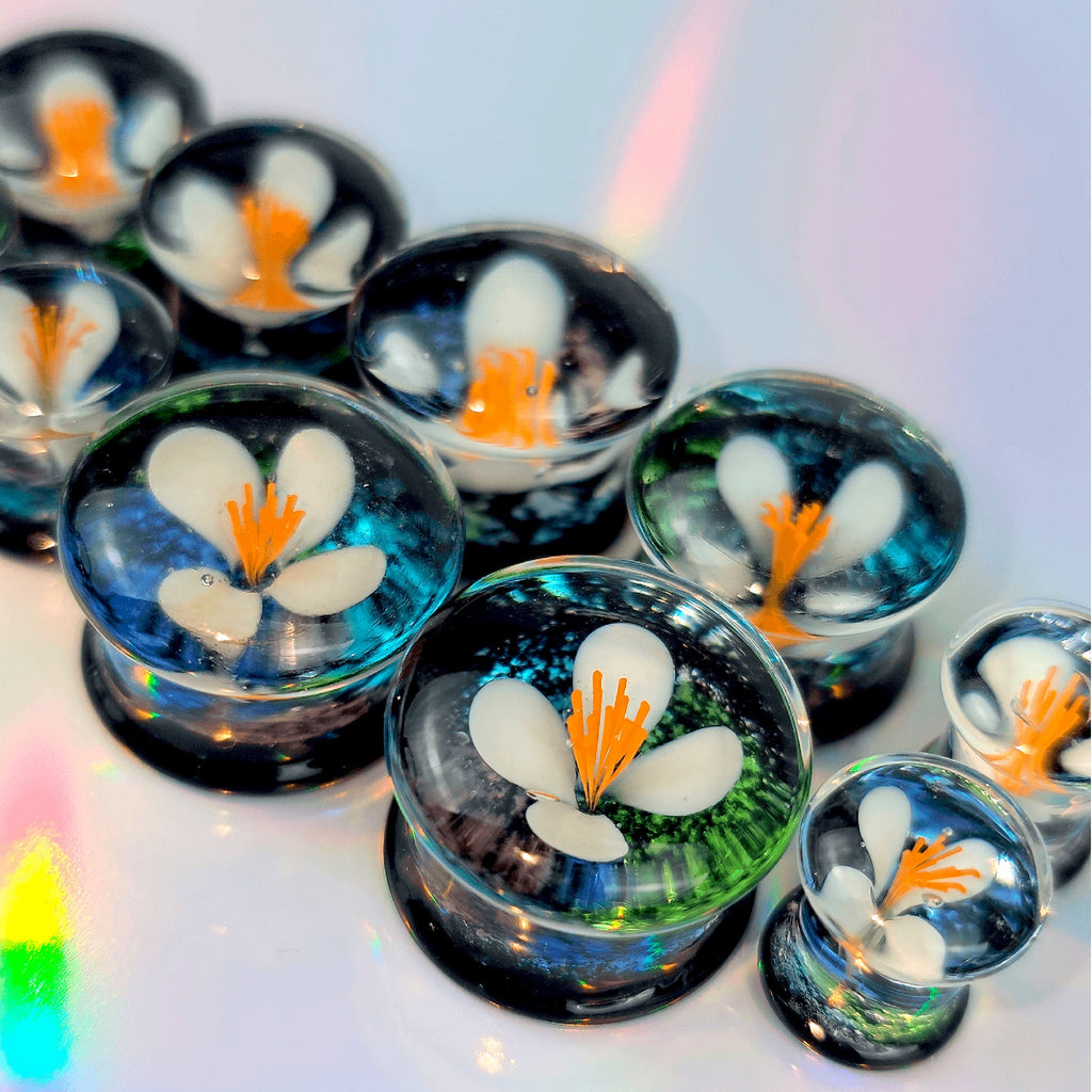 BodyCandy Double Flare Serene Floating Flower Glass Saddle Plug — detail close-up