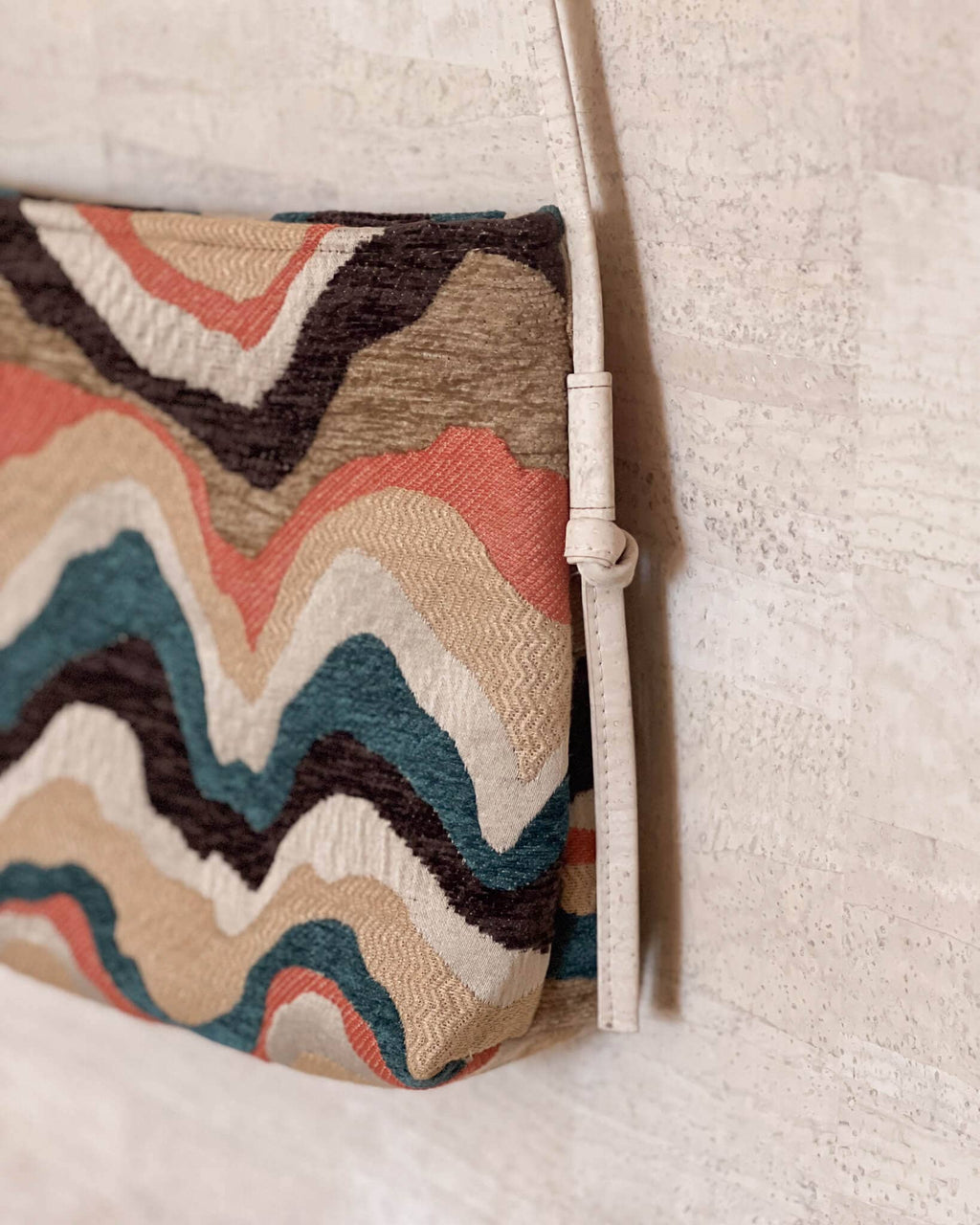 WONENA Yabisi Montañita Crossbody - Sand & Winikunka — WONENA branding close-up