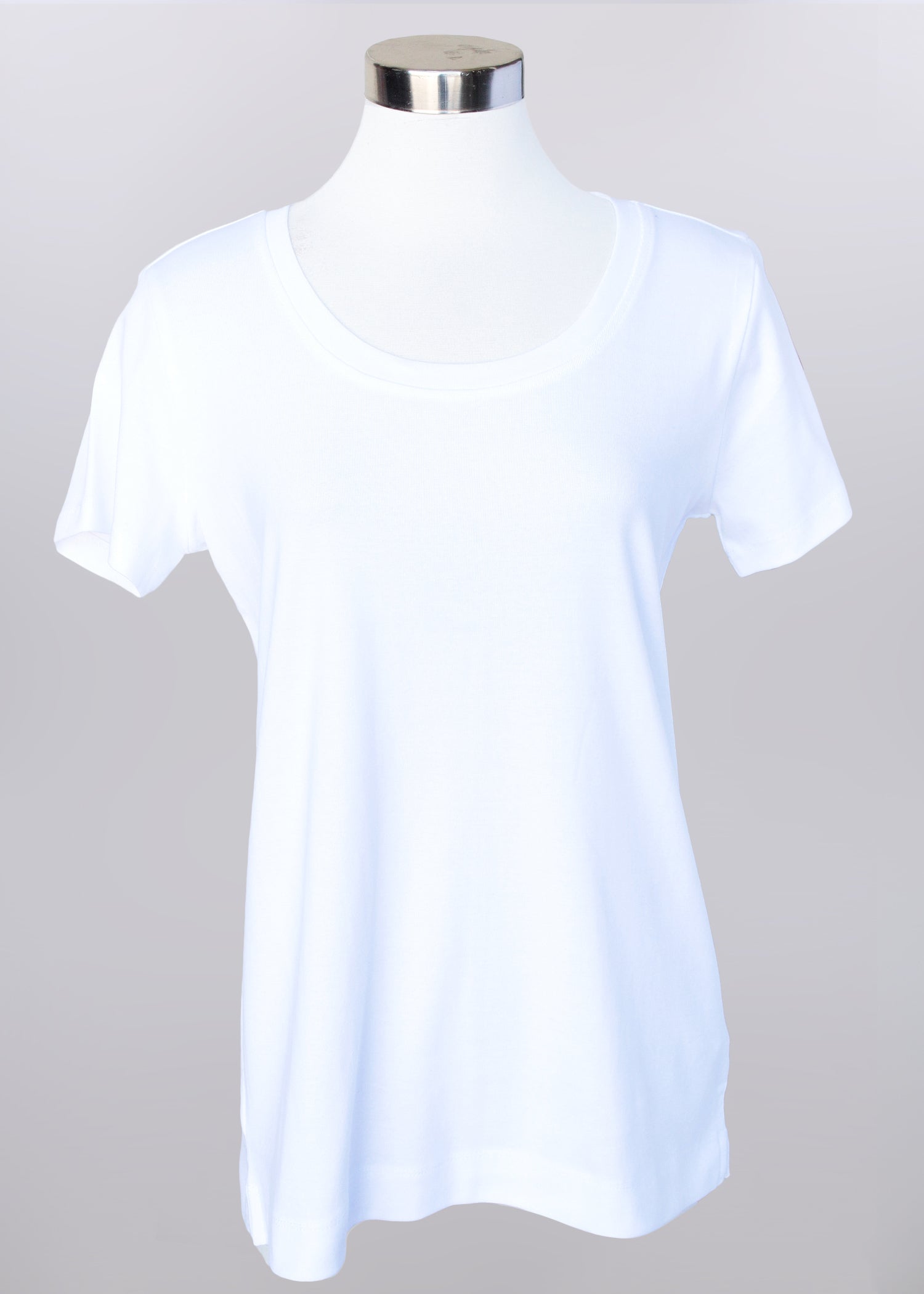 KADOU BOUTIQUE Basic Tee — detail close-up