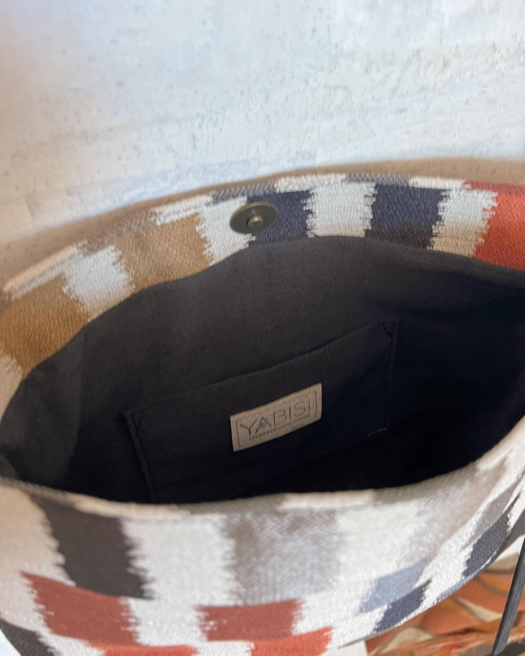 WONENA Yabisi Colibrí Crossbody - Midnight & Adoquines handmade cork crossbody — detail shot 7