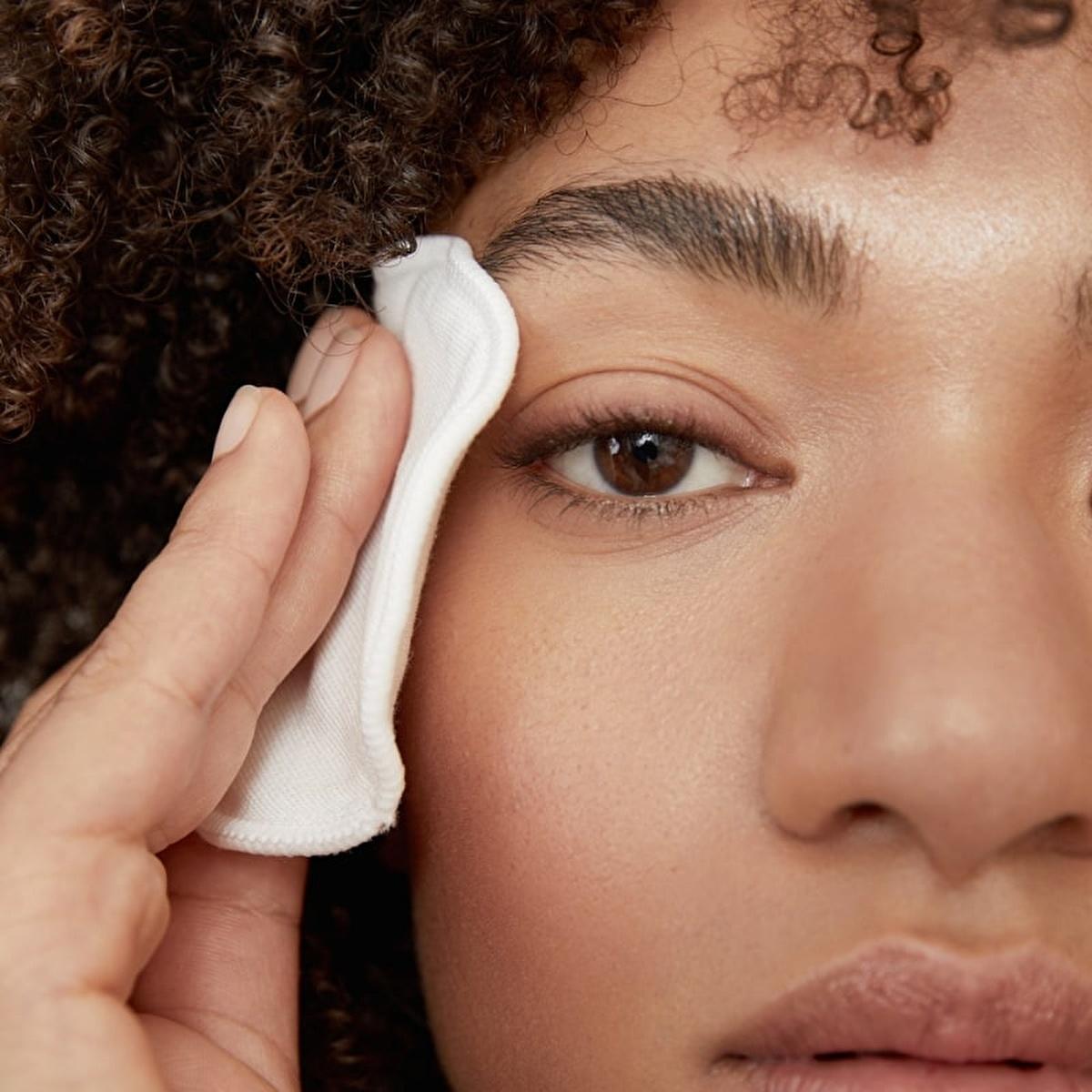 Nivea Eye Makeup Expert: Dual Phase Gentle Eye Makeup Remover - Effectively Removes Waterproof Mascara, Protects Lashes - Biotin Enriched, Silicone & Microplastic Free