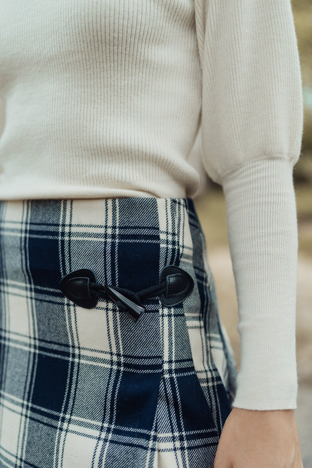profile-nyc BALLOON SLEEVE SWEATER — detail close-up