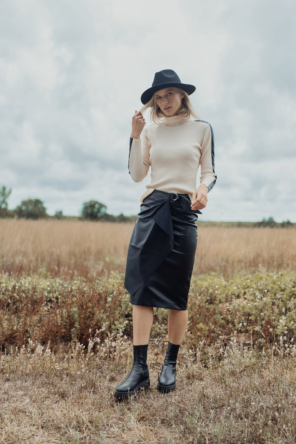 STRAIGHT LEATHER SKIRT WITH BUCKLE