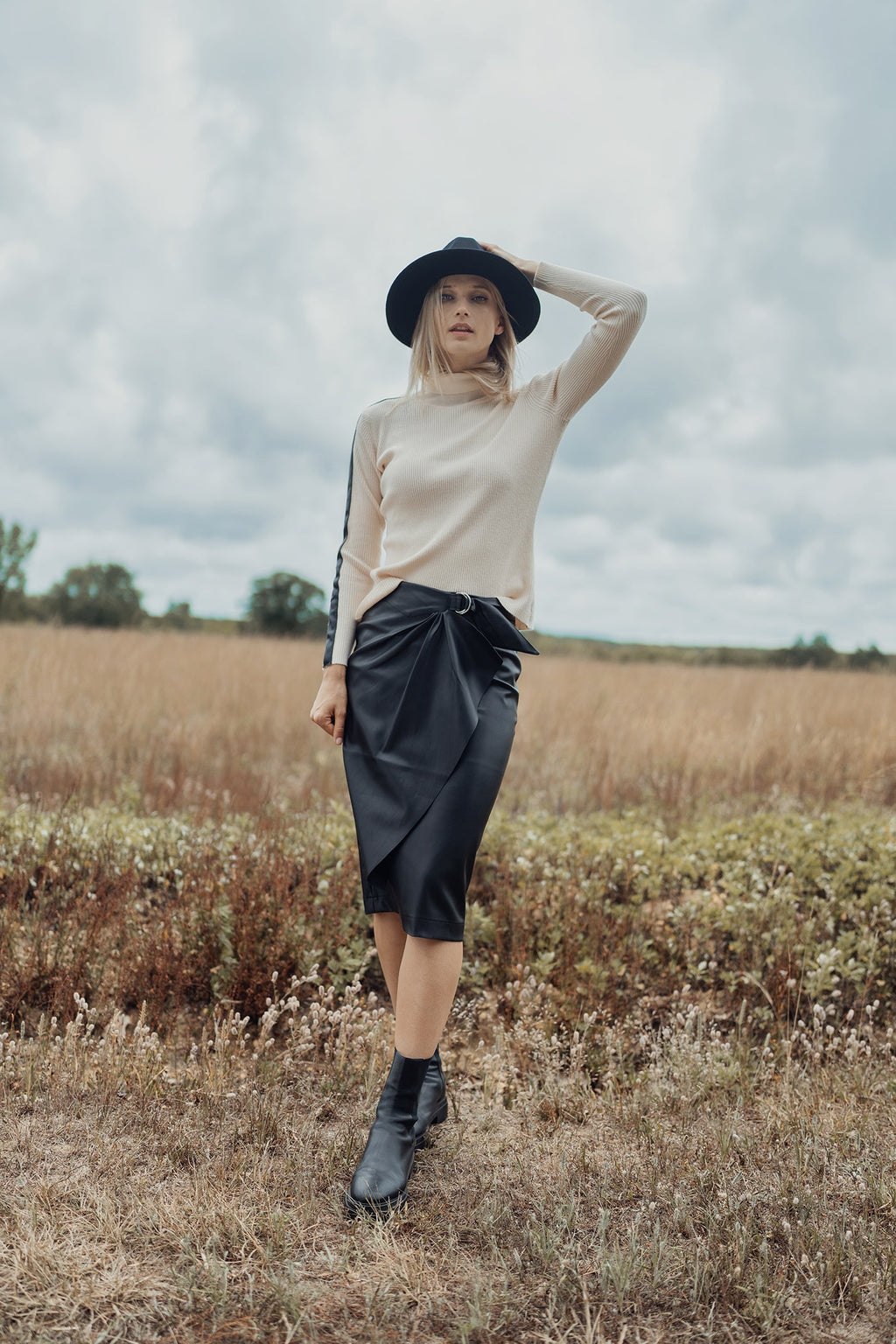 STRAIGHT LEATHER SKIRT WITH BUCKLE