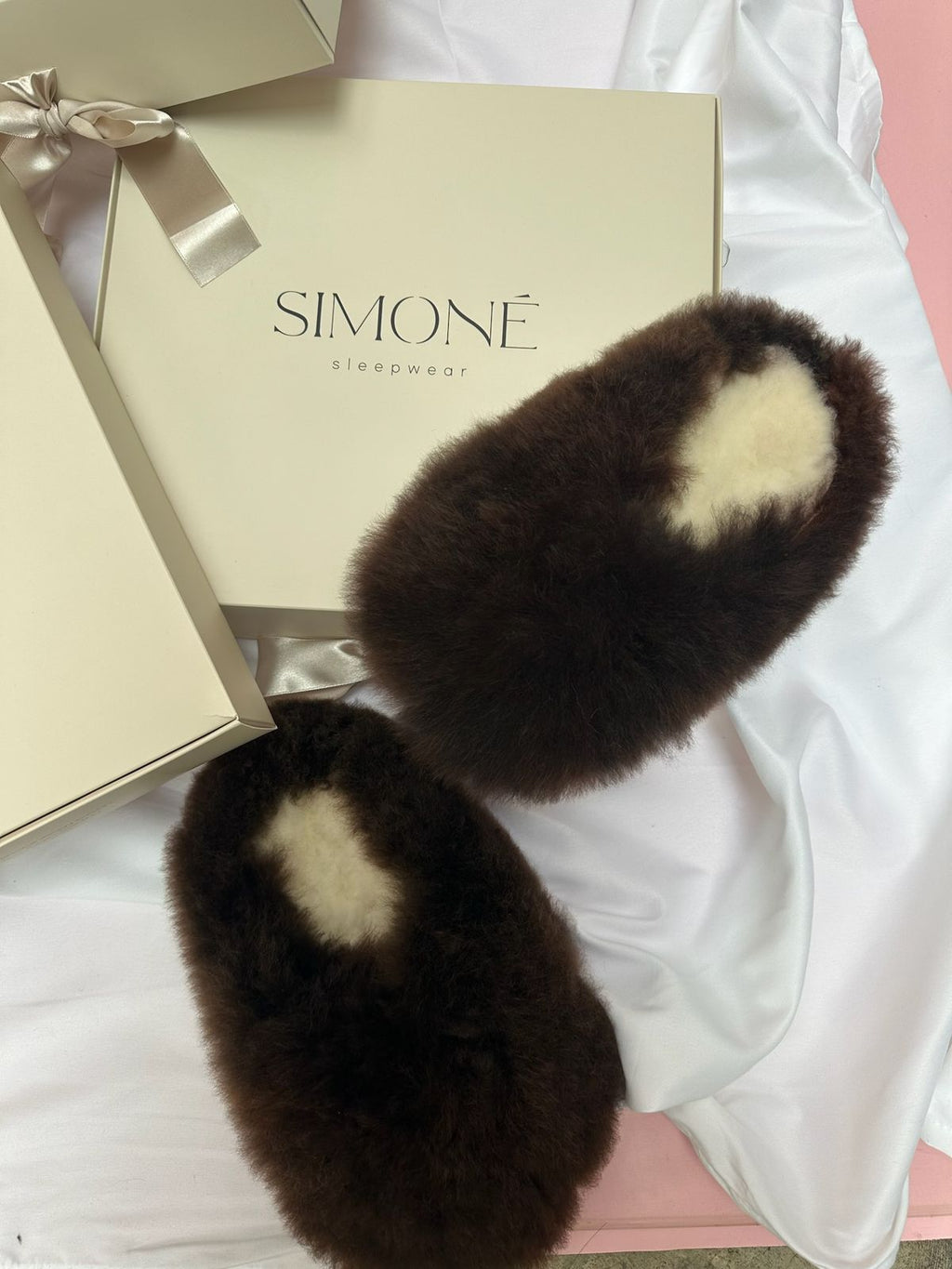 Simoné Sleepwear USA Alpuffas - Genuine Alpaca Slippers — feature highlight
