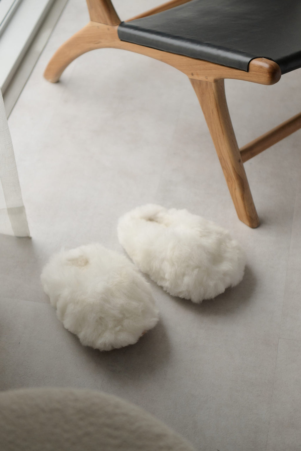Simoné Sleepwear USA Alpuffas - Genuine Alpaca Slippers — detail close-up