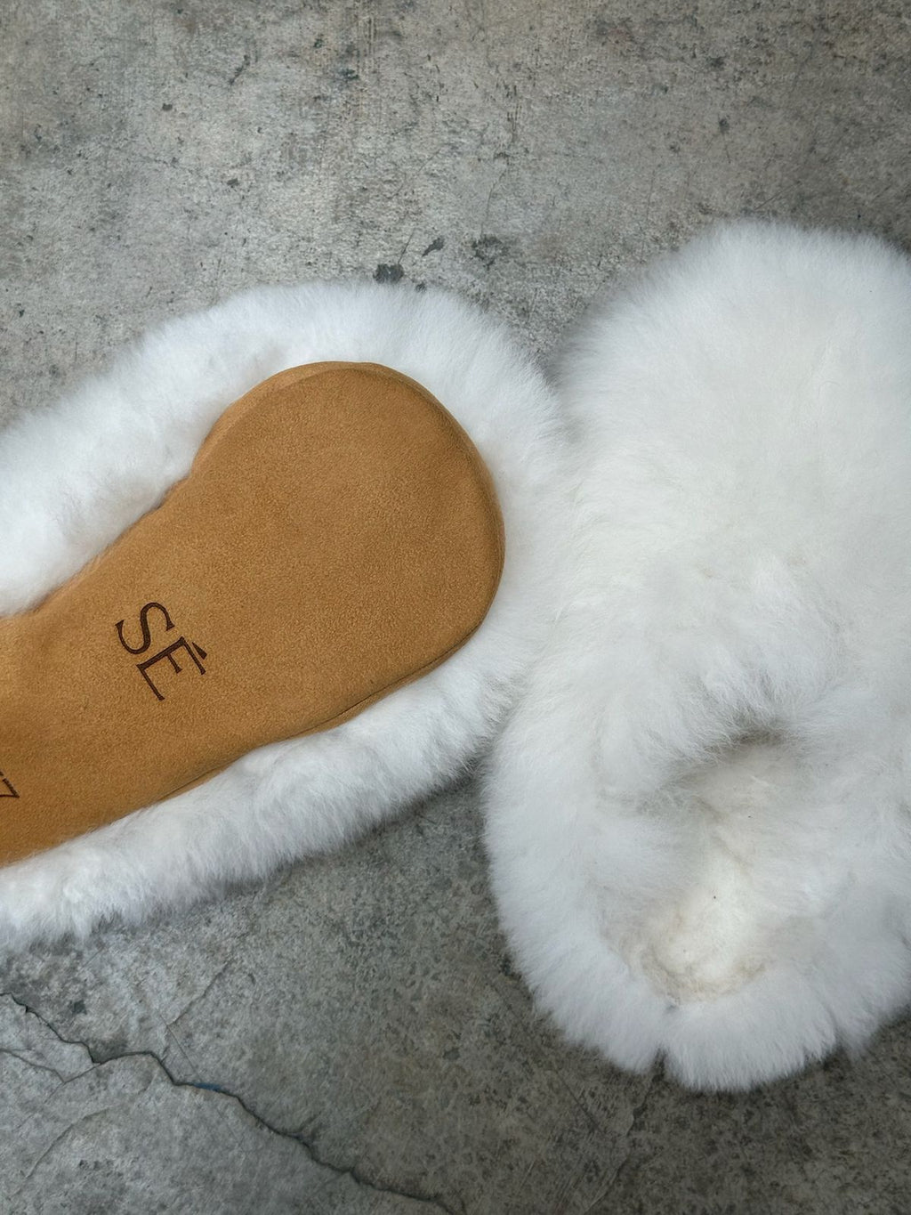 Simoné Sleepwear USA Alpuffas - Genuine Alpaca Slippers — packaging