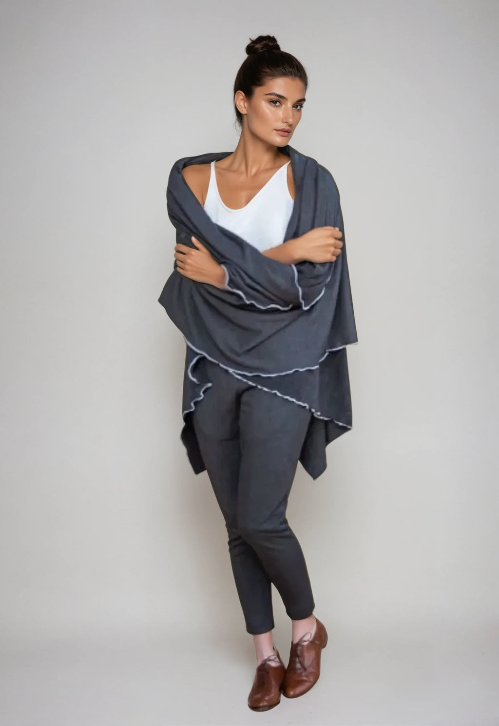 Buki Buki Blanket - Charcoal Grey — detail close-up