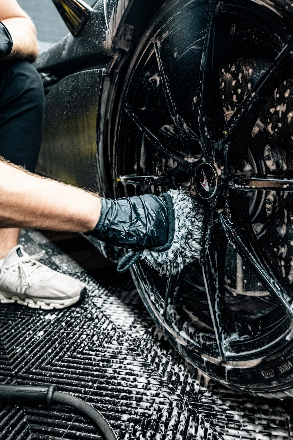 BLACKLINE® MICROFIBER WHEEL MITT – Blackline Car Care, view 4