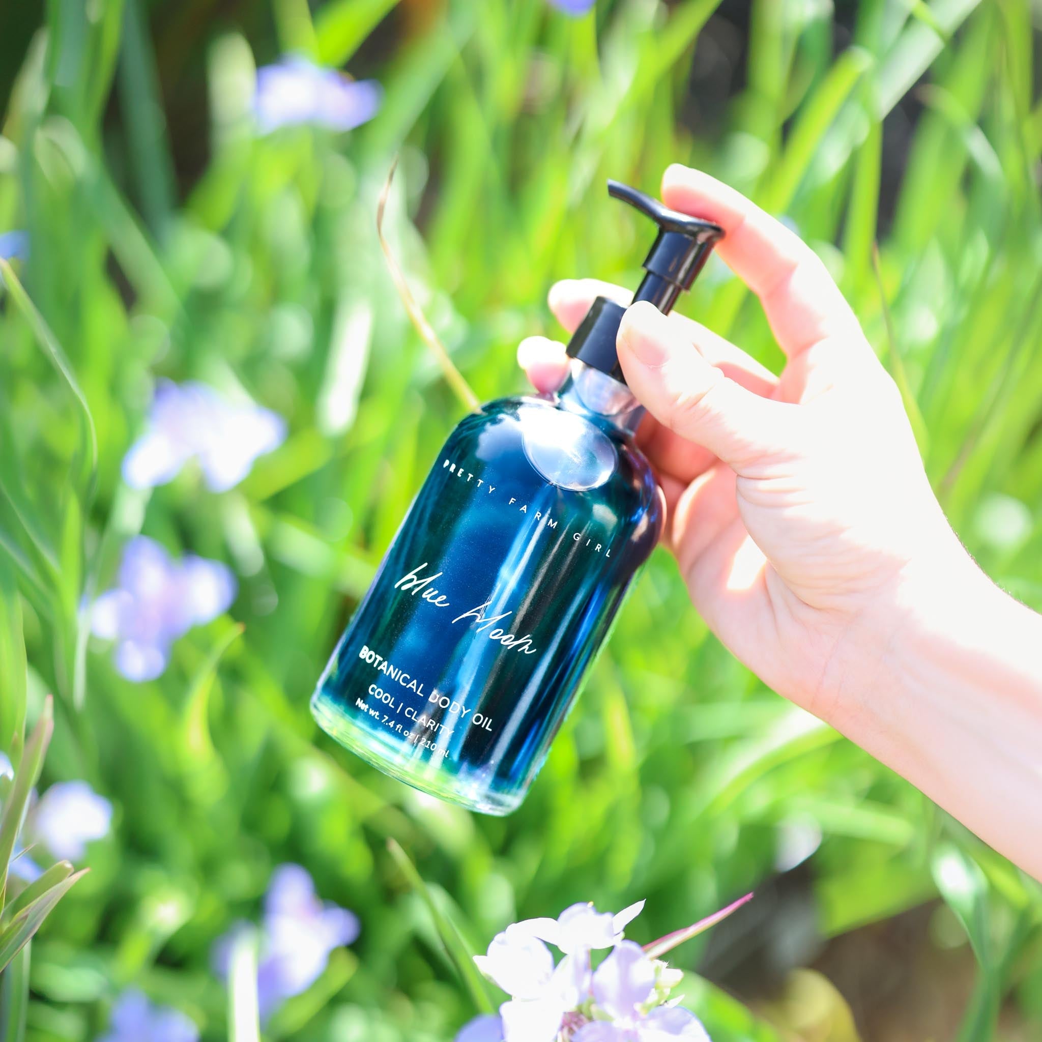 Pretty farm girl Blue Bloom Natural Botanical Body Oil — detail close-up