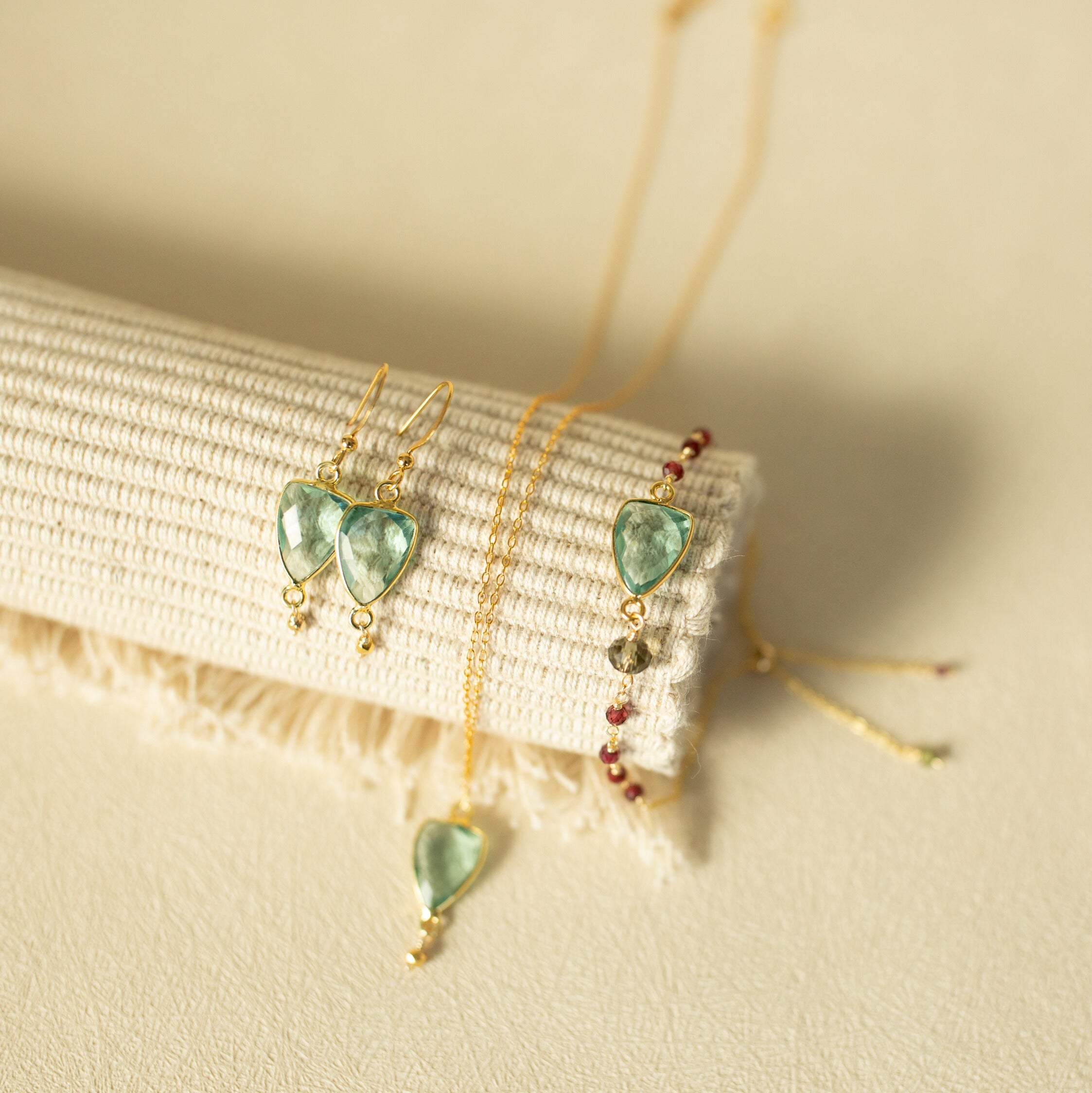 PARKEN JEWELRY Green Amethyst Gold Isla Bracelet — detail shot 9
