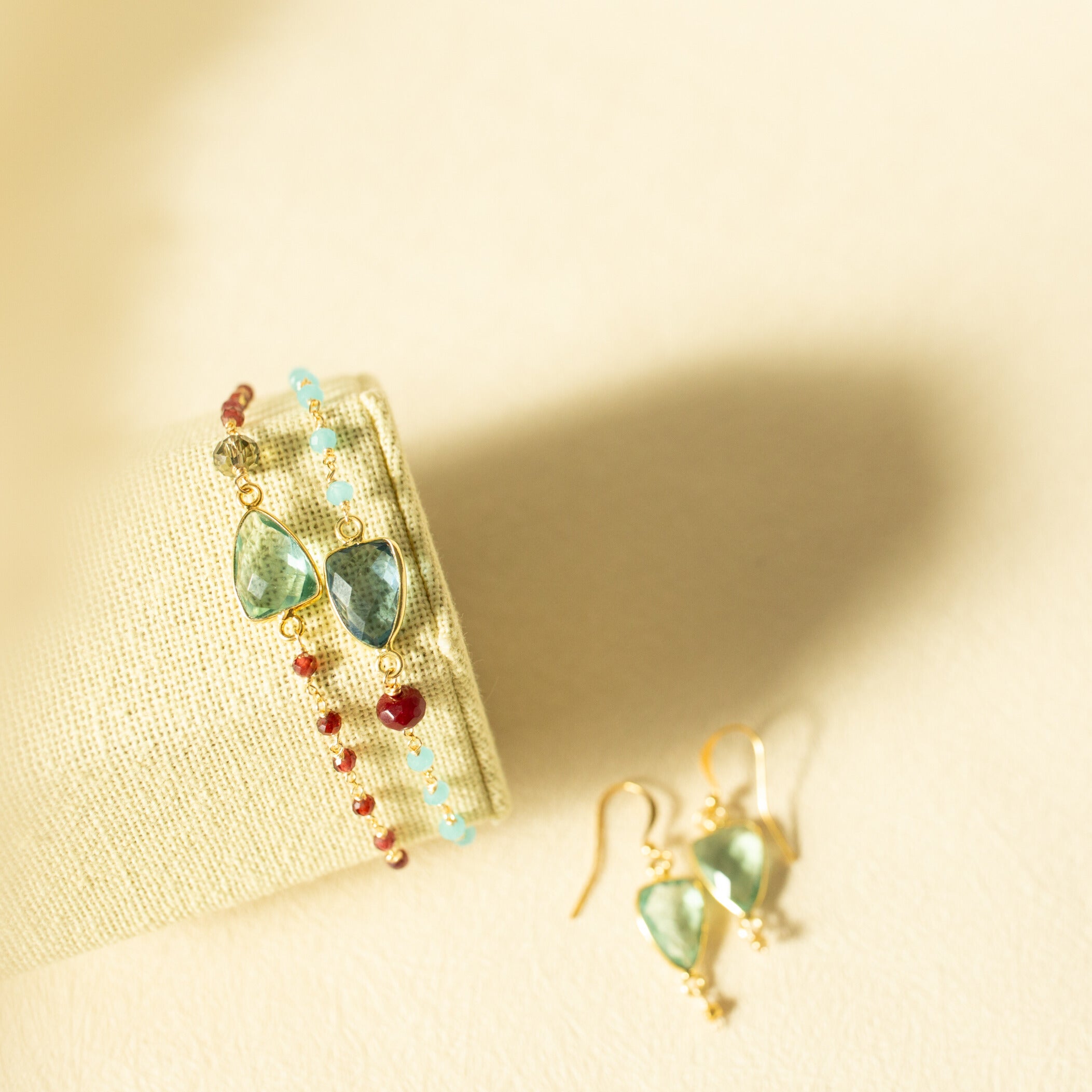 PARKEN JEWELRY Green Amethyst Gold Isla Bracelet — detail shot 7
