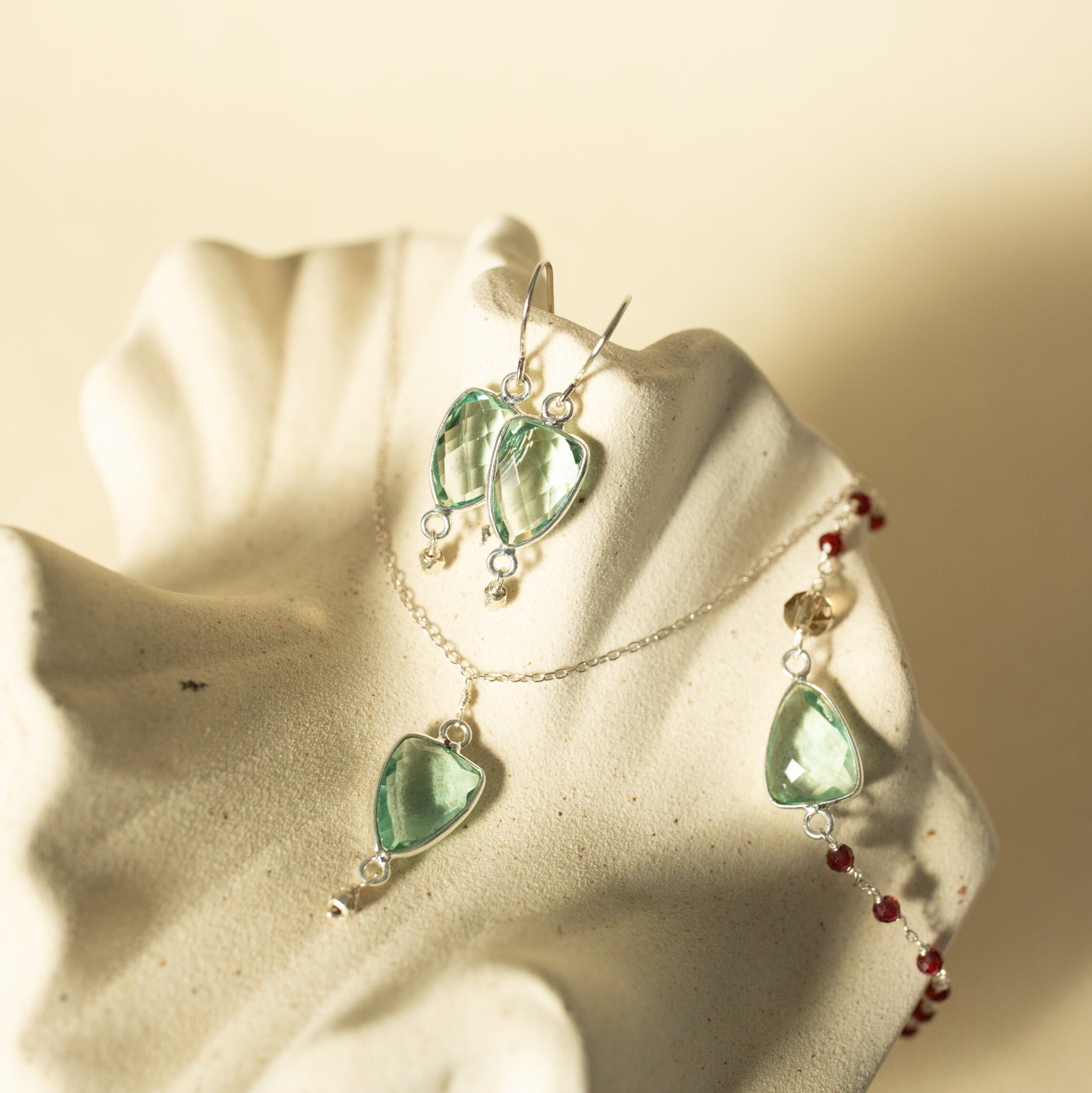 PARKEN JEWELRY Green Amethyst Gold Isla Bracelet — detail shot 10