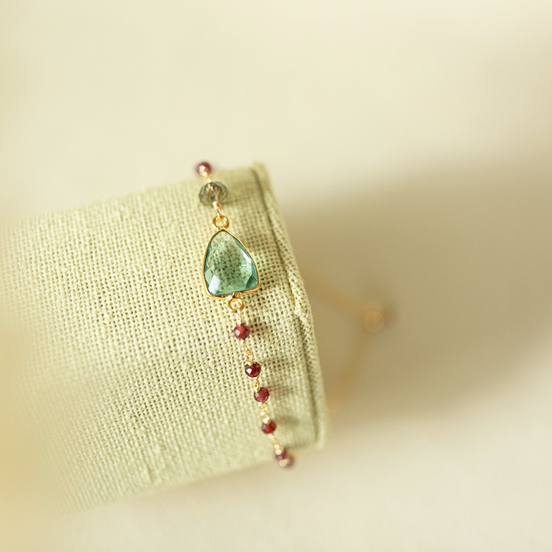 PARKEN JEWELRY Green Amethyst Gold Isla Bracelet — detail shot 6