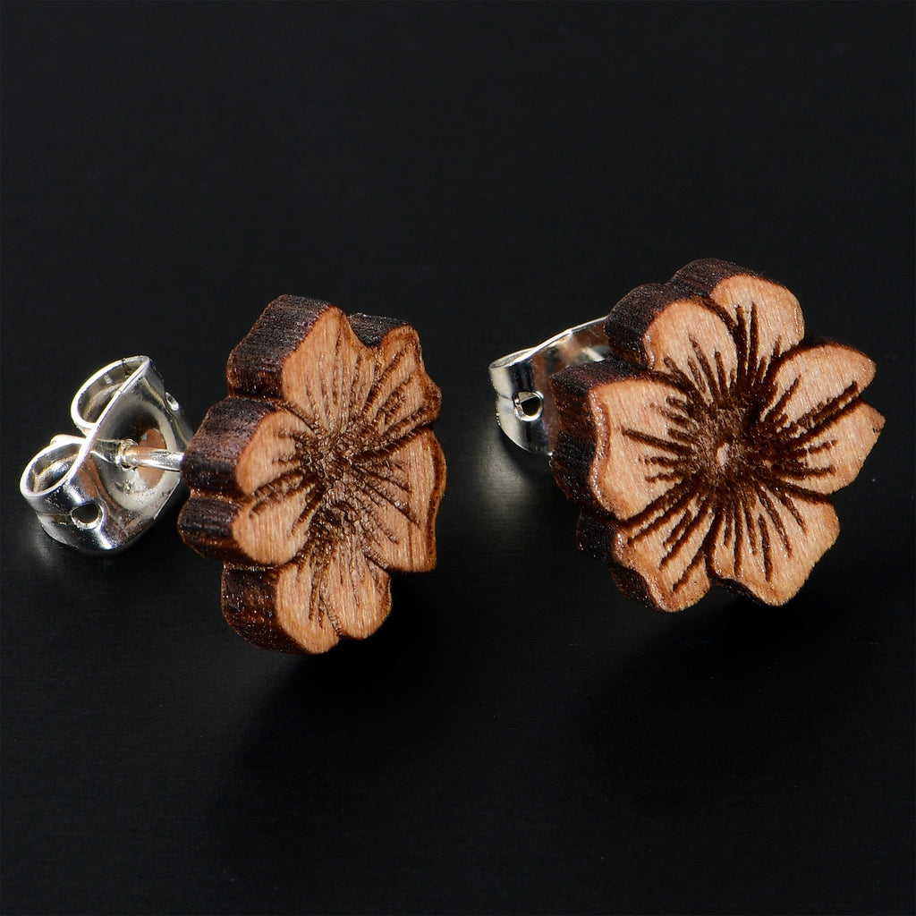 BodyCandy Natural Maple Wood Spring Flowers Stud Earrings — detail close-up