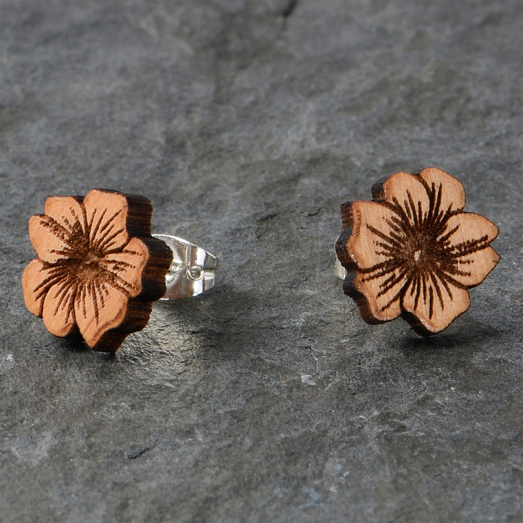 BodyCandy Natural Maple Wood Spring Flowers Stud Earrings — alternative angle