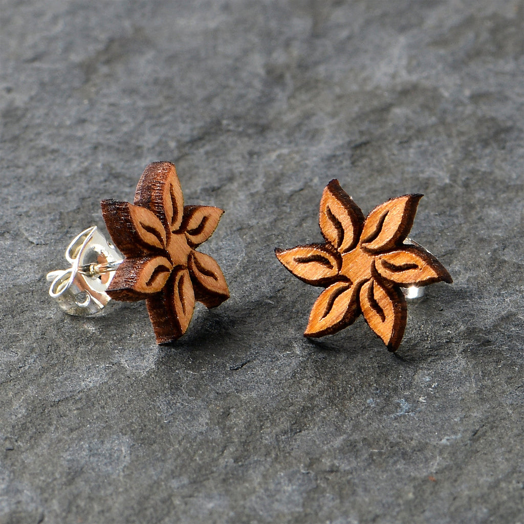 BodyCandy Natural Maple Wood Blooming Flowers Stud Earrings — alternative angle
