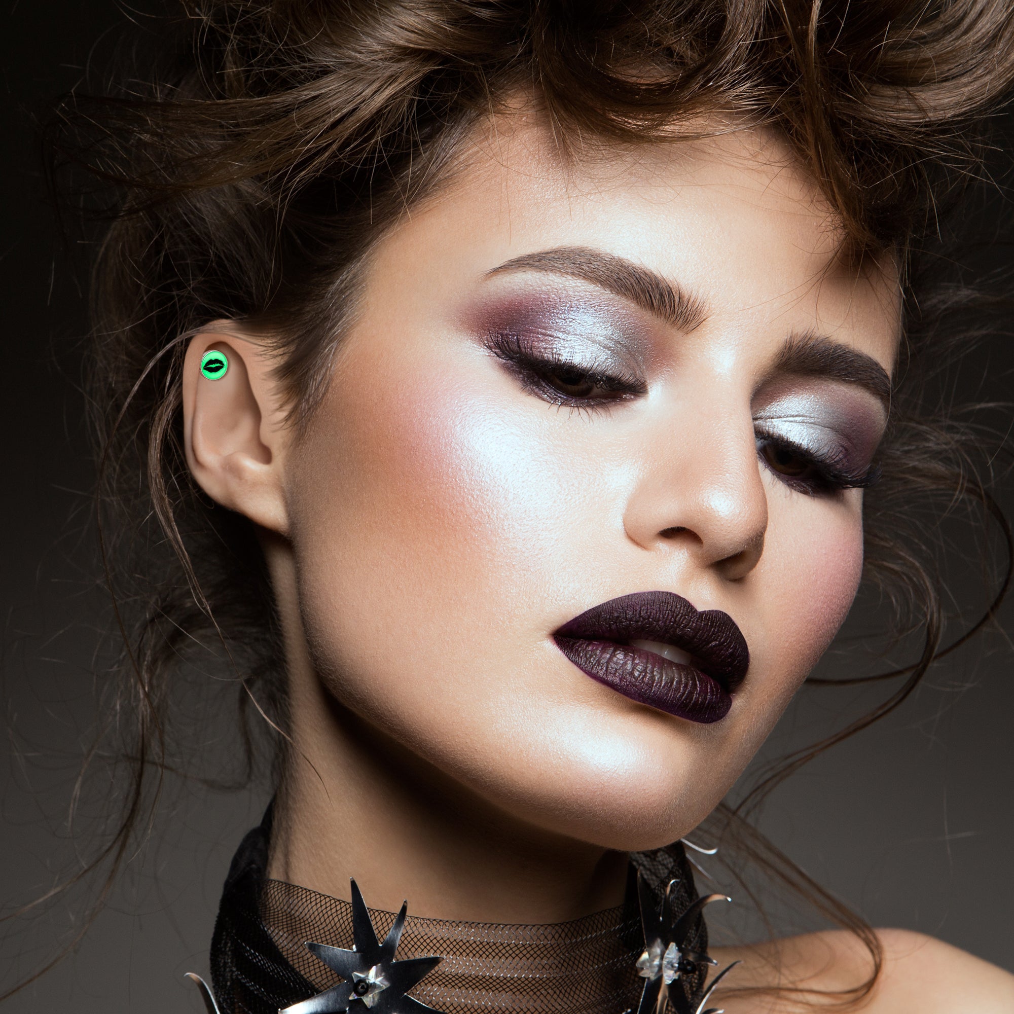 BodyCandy 16G 1/4 Lipstick Kiss Black Glow in the Dark Cartilage Earring by Onyx O — side view