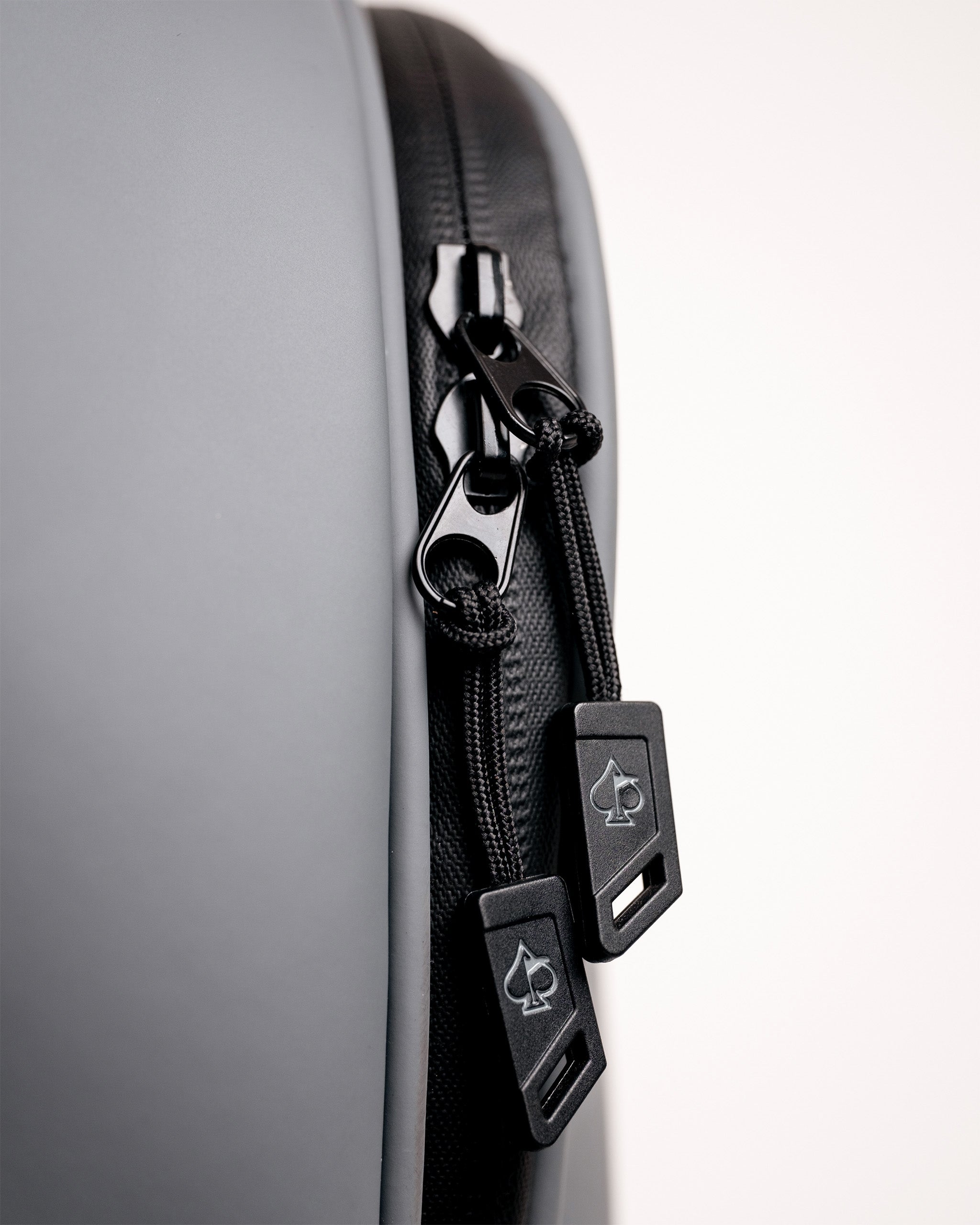 Pins and Aces Player Preferred™ Cart Bag - Flat Ash — feature highlight