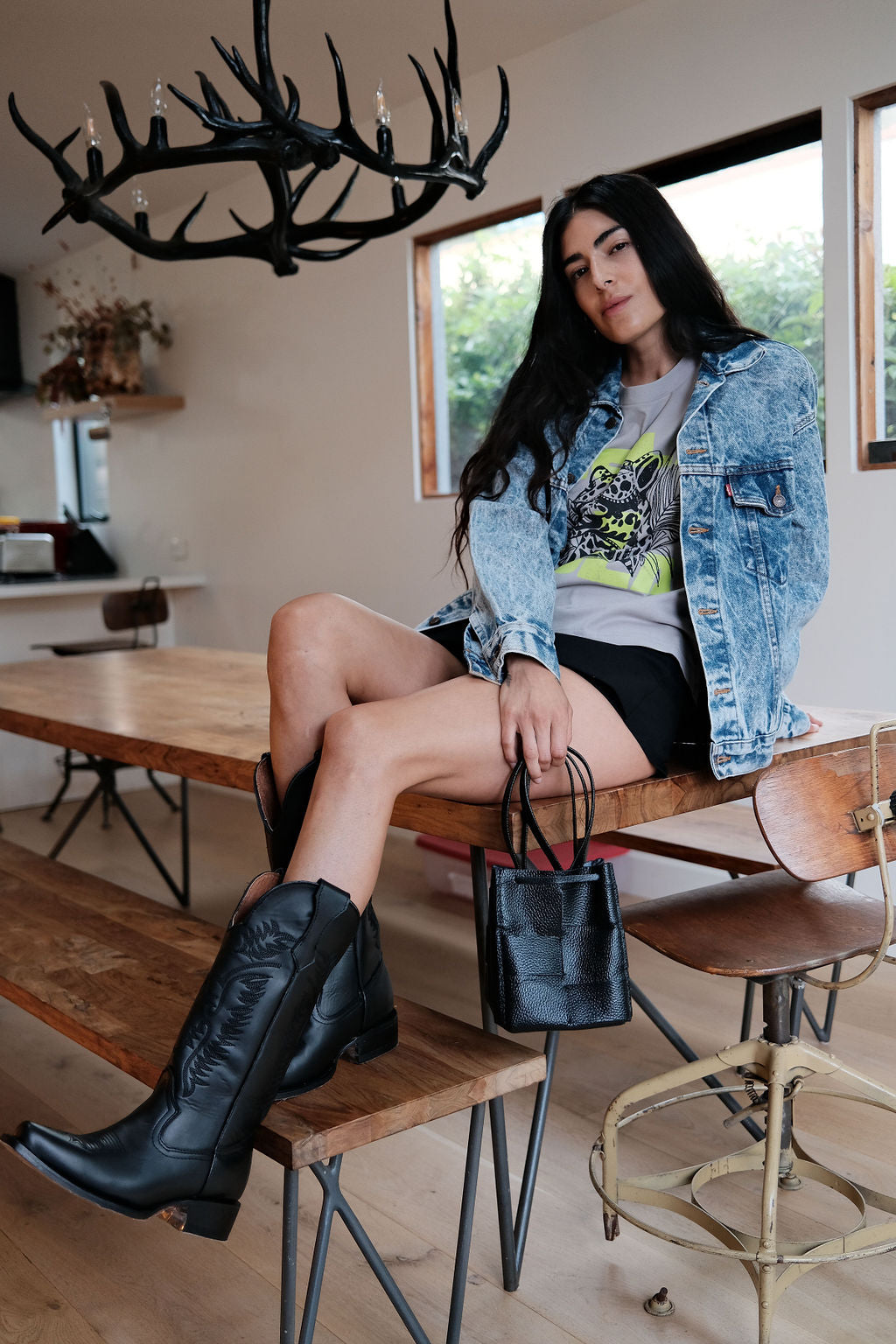 LOLA Y TULA Bella Bucket Bag Black — in-use photo