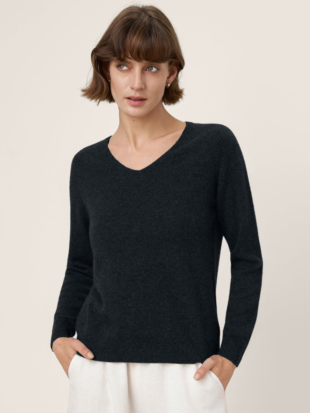 LINTICO Premium Cashmere Blend Hand-Finished Seamless V-Neck Sweater SURI — detail shot 7