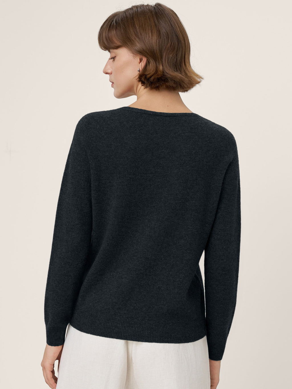 LINTICO Premium Cashmere Blend Hand-Finished Seamless V-Neck Sweater SURI — detail shot 8