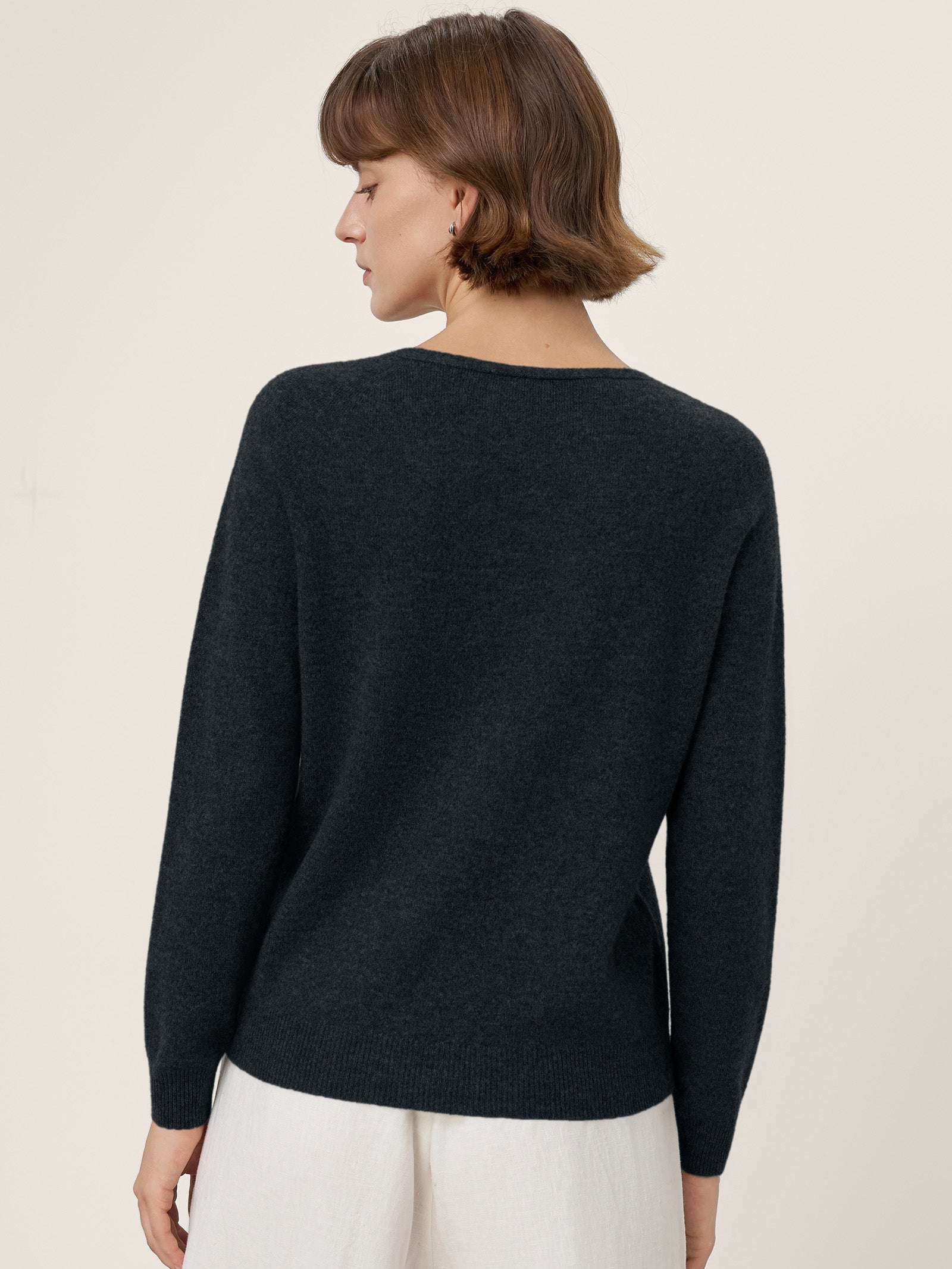 LINTICO Premium Cashmere Blend Hand-Finished Seamless V-Neck Sweater SURI — detail shot 8