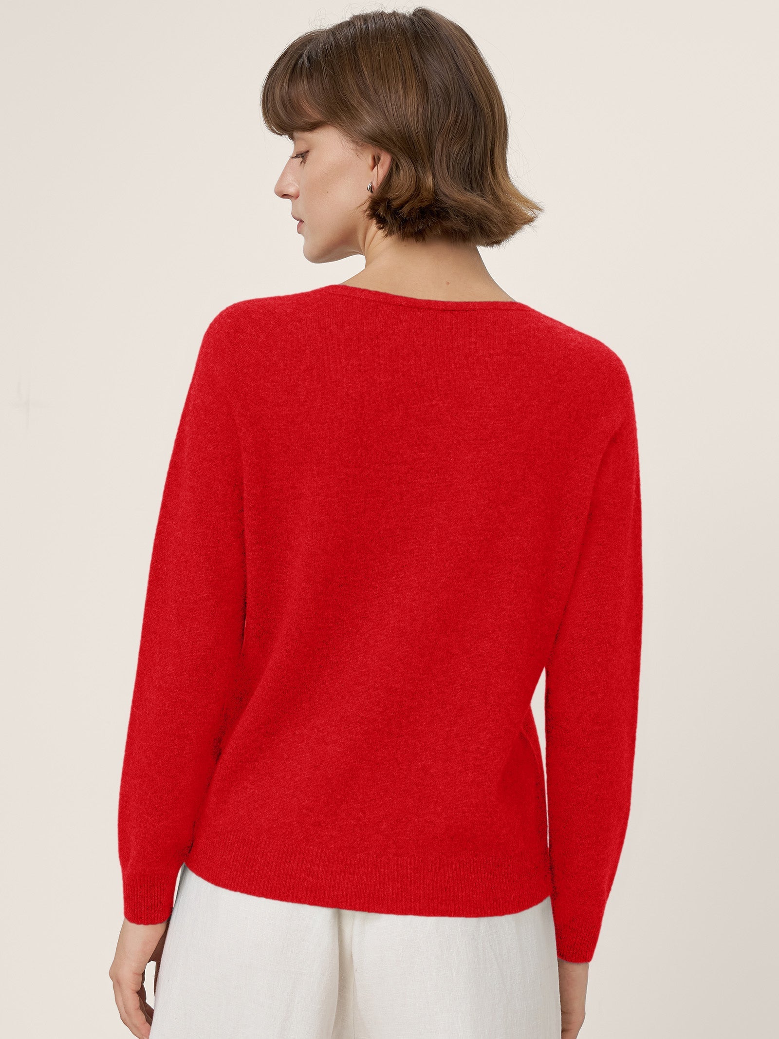 LINTICO Premium Cashmere Blend Hand-Finished Seamless V-Neck Sweater SURI — detail shot 10