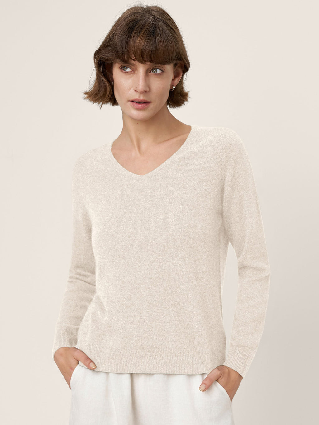 LINTICO Premium Cashmere Blend Hand-Finished Seamless V-Neck Sweater SURI — detail close-up