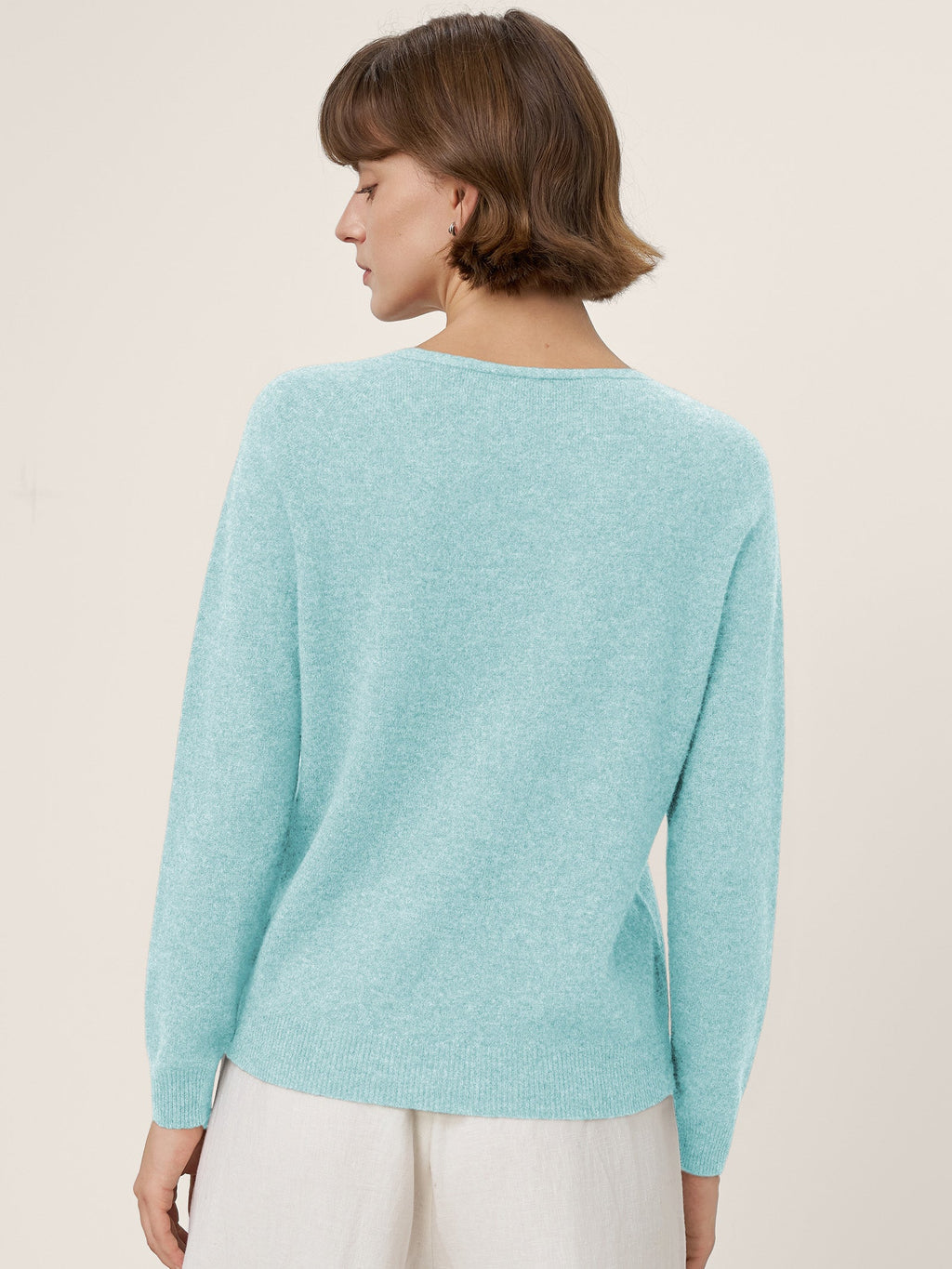 LINTICO Premium Cashmere Blend Hand-Finished Seamless V-Neck Sweater SURI — color detail