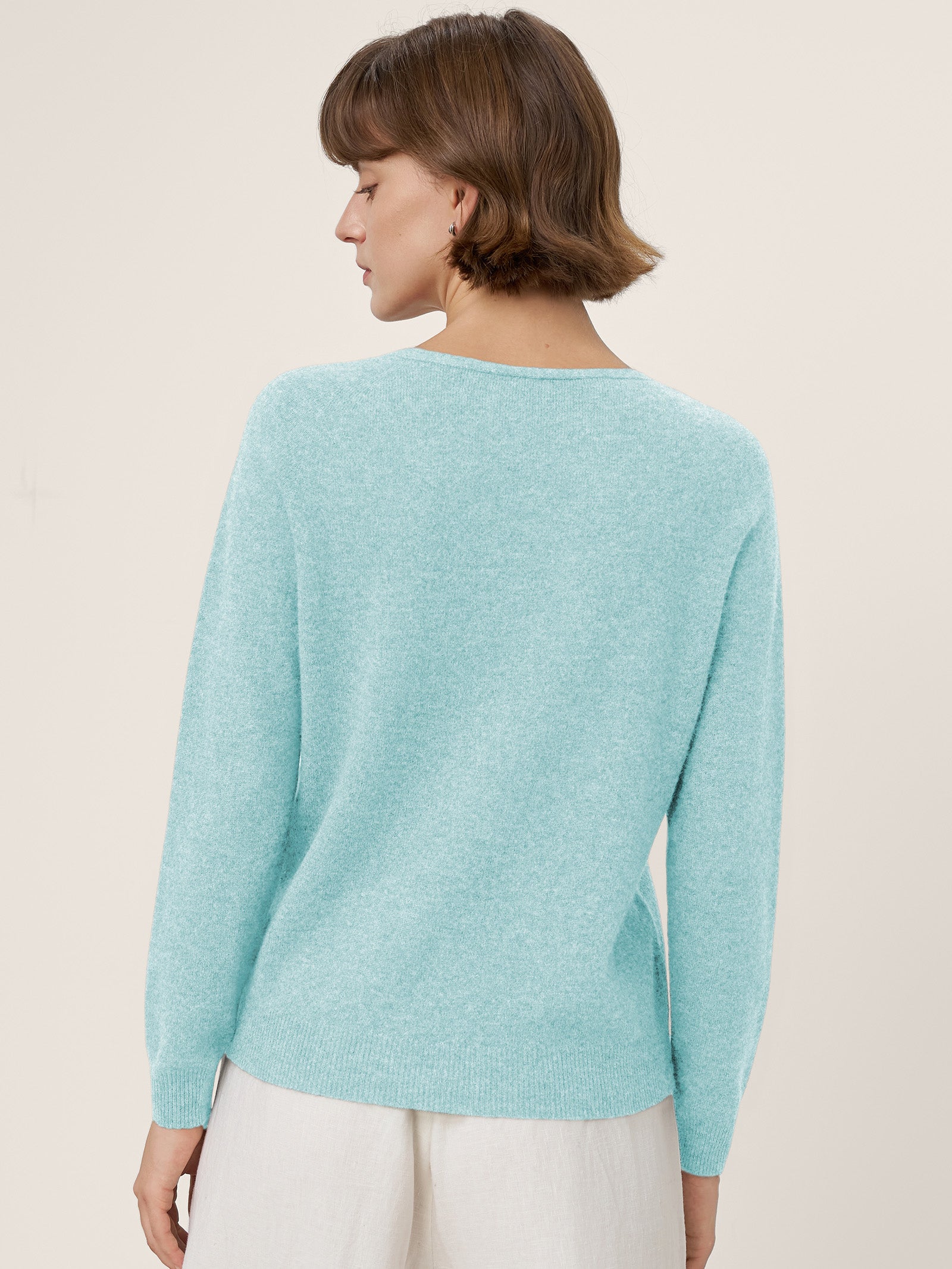 LINTICO Premium Cashmere Blend Hand-Finished Seamless V-Neck Sweater SURI — color detail