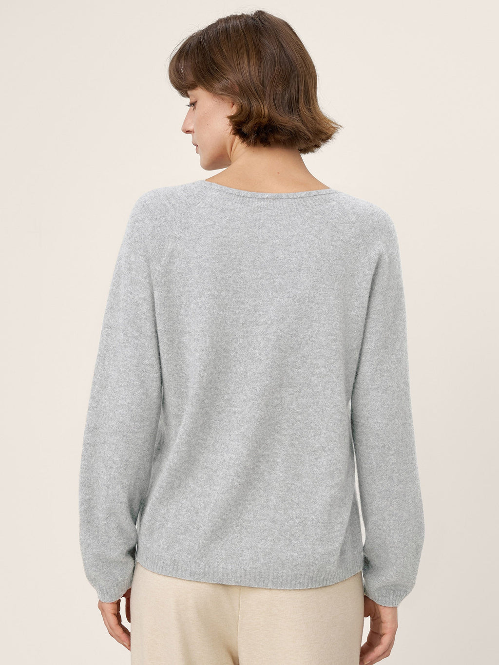LINTICO Mongolian Cashmere & Mulberry Silk Seamless Ribbed Trim V-Neck Sweater TESSA — detail shot 8