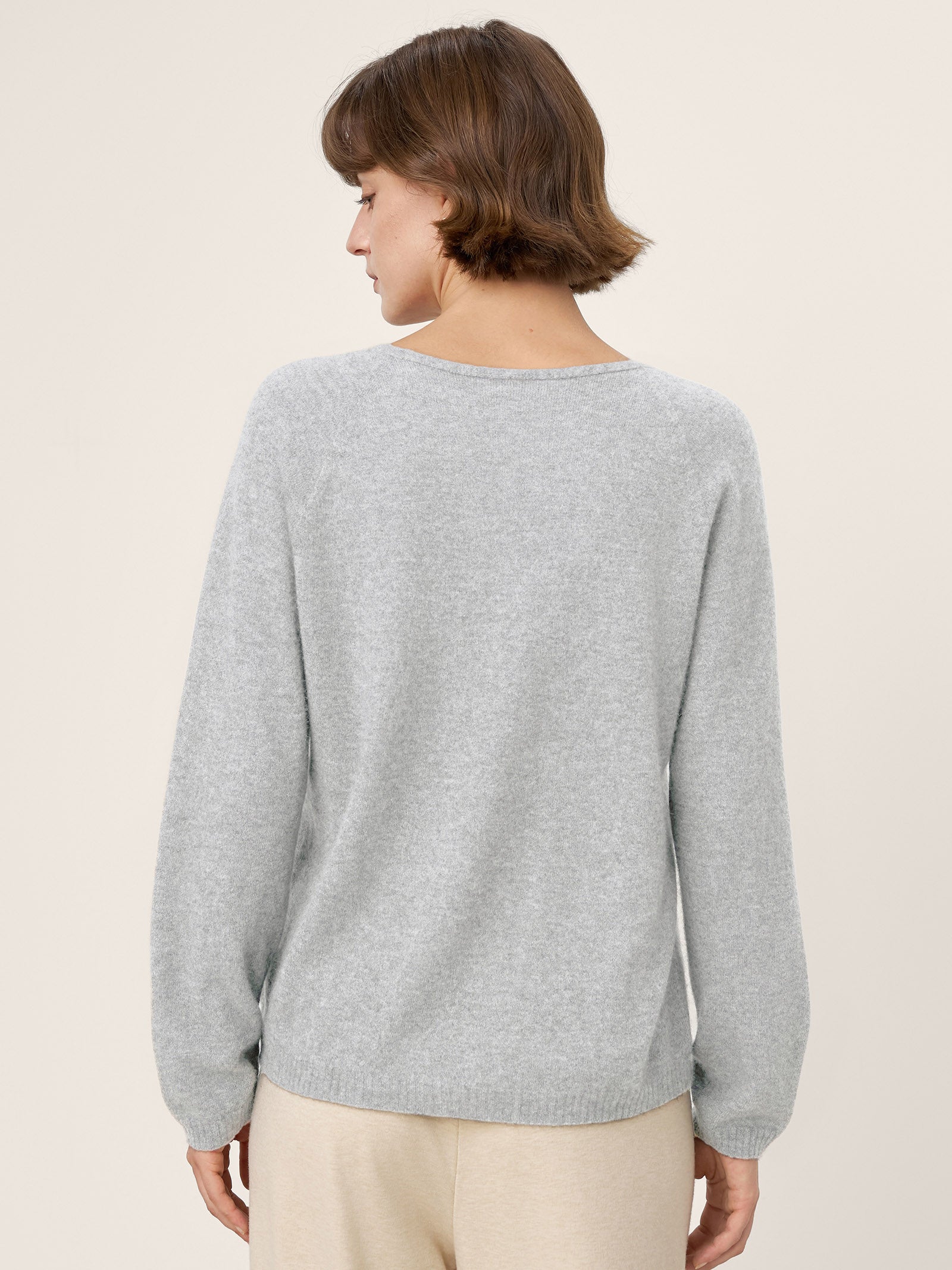 LINTICO Mongolian Cashmere & Mulberry Silk Seamless Ribbed Trim V-Neck Sweater TESSA — detail shot 8