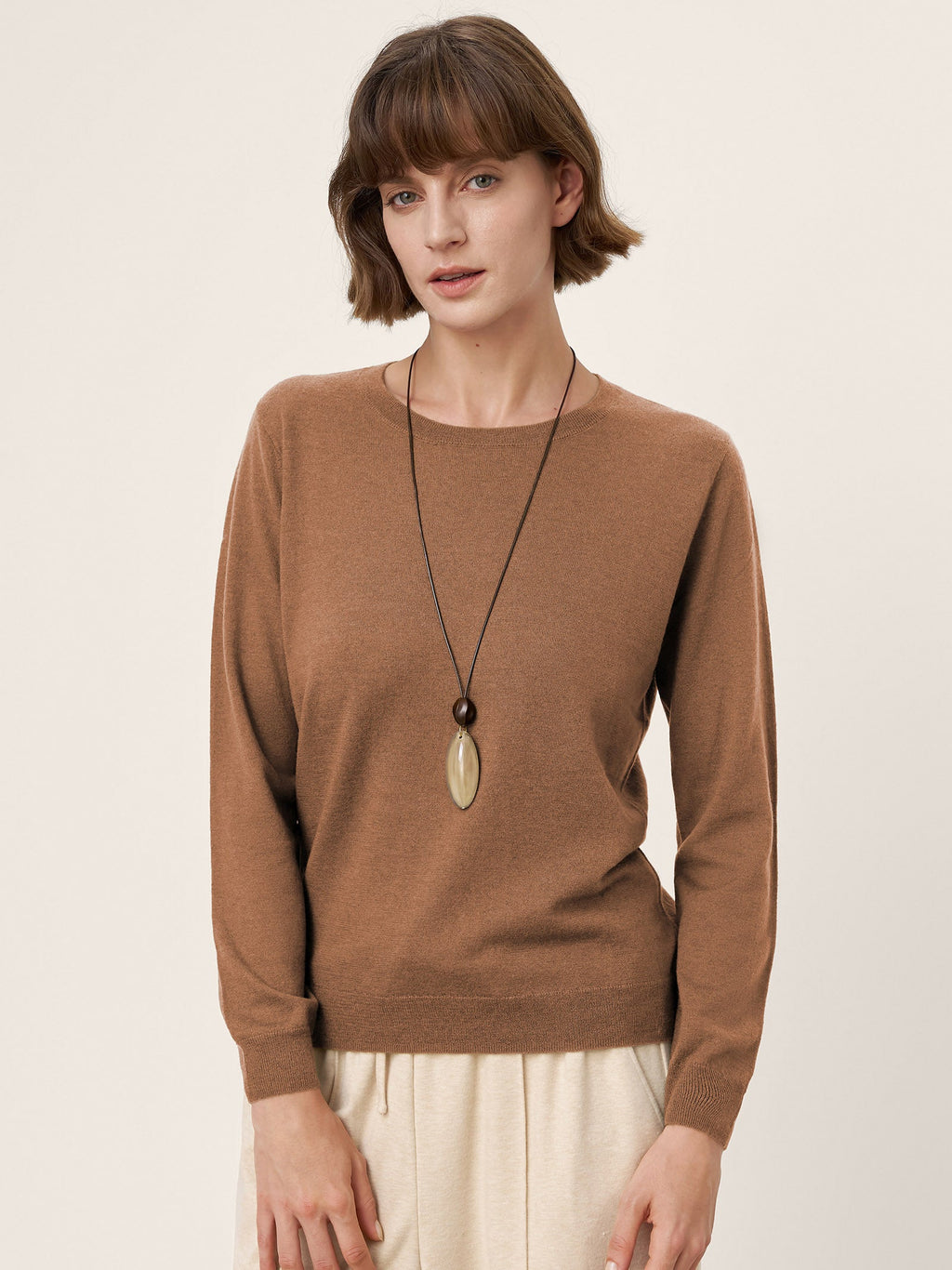 LINTICO 100% Extra-Fine Merino Wool Essential Crew Neck Knit Sweater BRIDGET — detail close-up