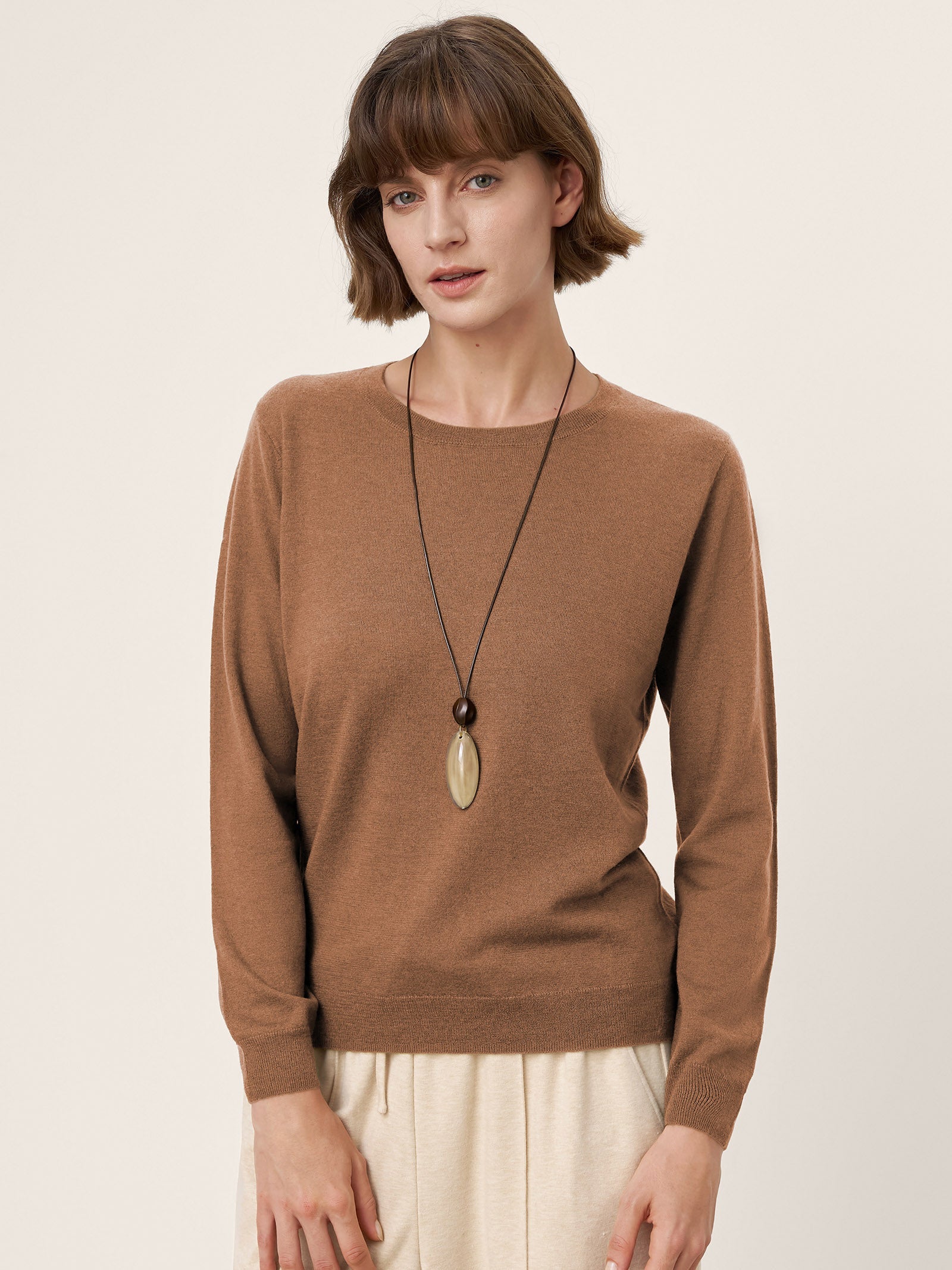 LINTICO 100% Extra-Fine Merino Wool Essential Crew Neck Knit Sweater BRIDGET — detail close-up