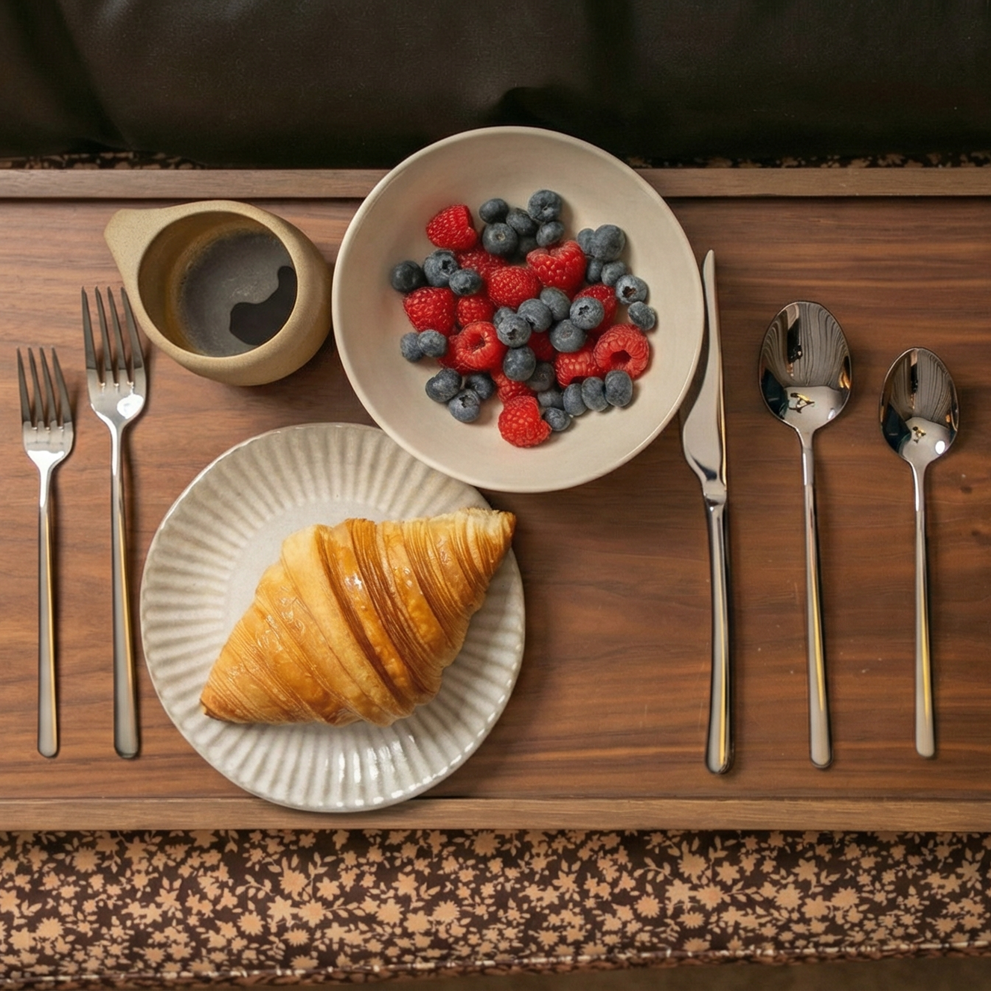 Italic Emilia Mirror 20-Piece Flatware Set — detail shot 15