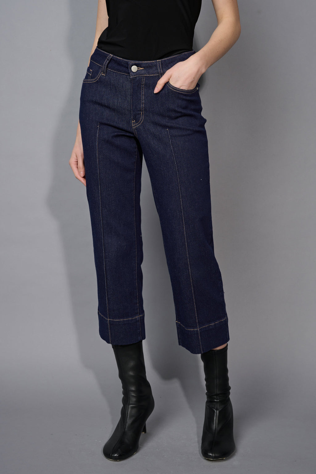 KADOU BOUTIQUE Wide Leg Cropped Jeans — detail close-up