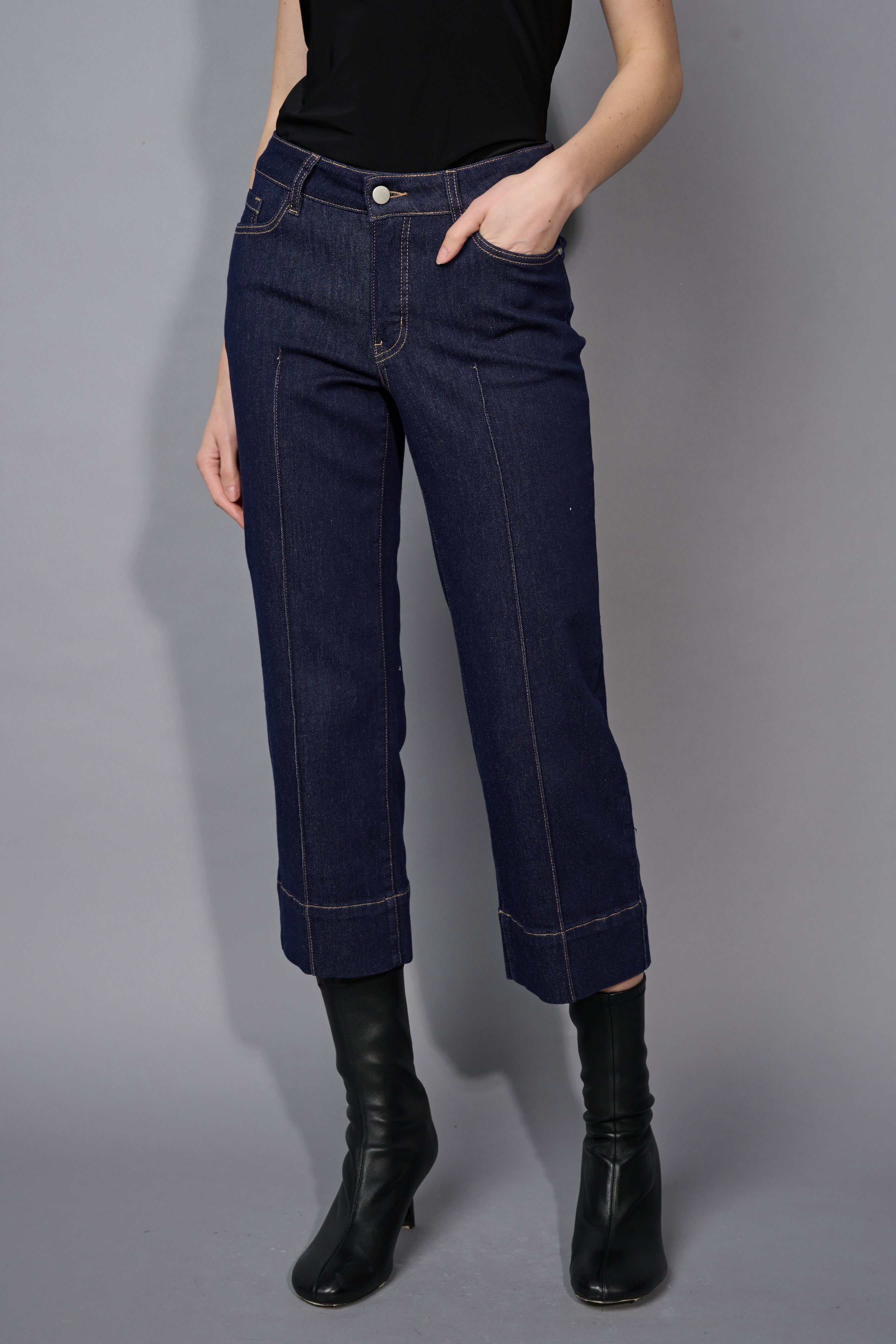 KADOU BOUTIQUE Wide Leg Cropped Jeans — detail close-up
