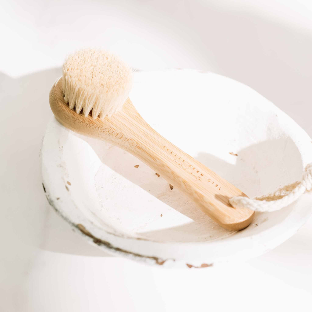 Pretty farm girl Dry Face Brush — detail close-up