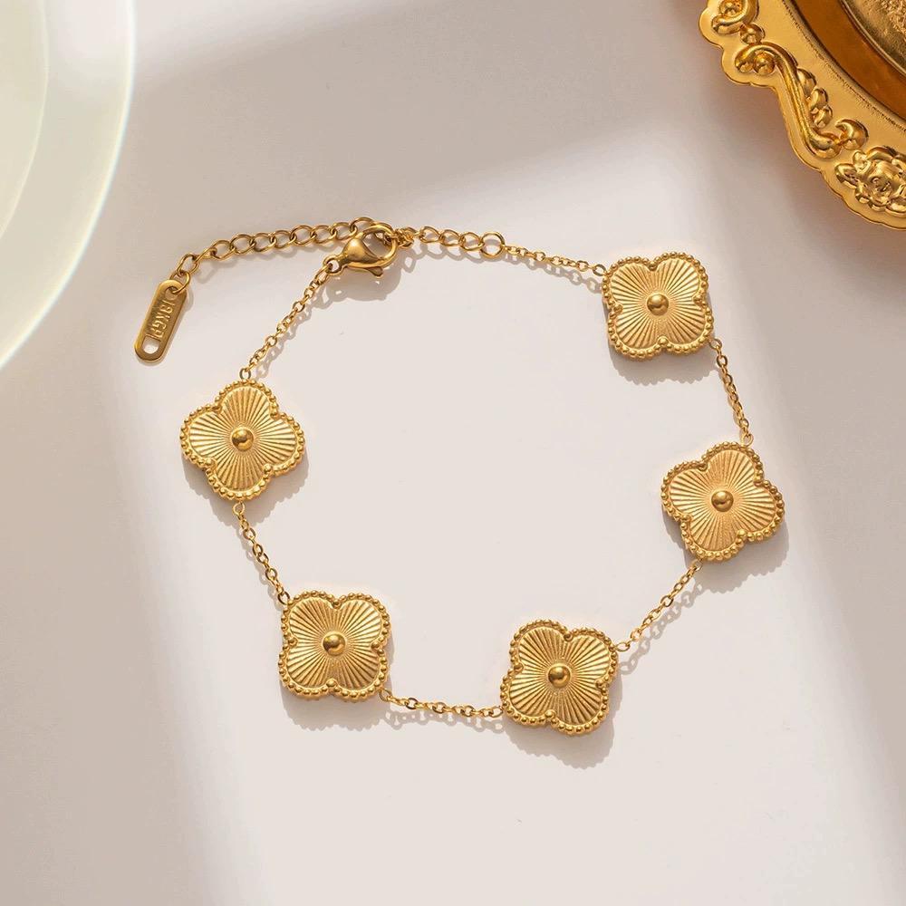 SORI STYLE Golden Clover Flower Bracelet. — detail close-up