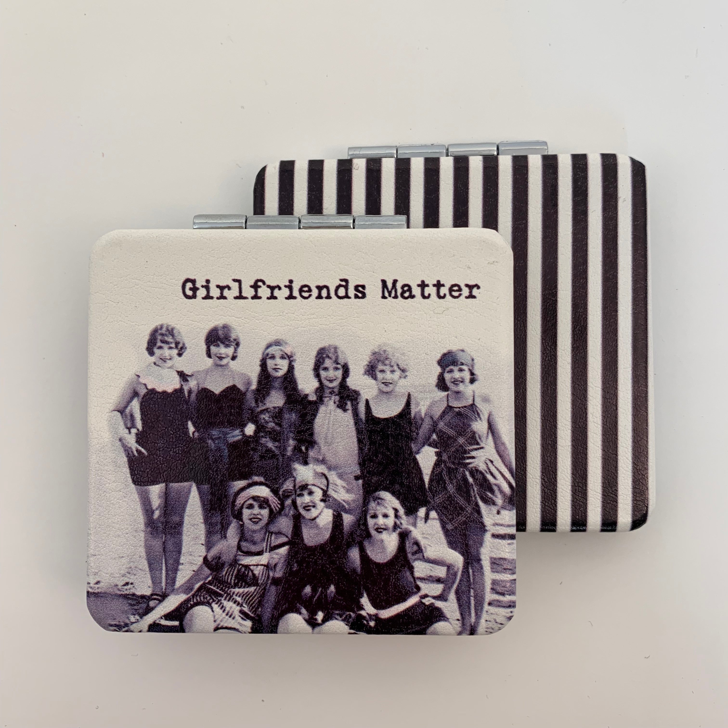 KADOU BOUTIQUE Pocket Folding Compact Mirror With Vintage Image — detail close-up