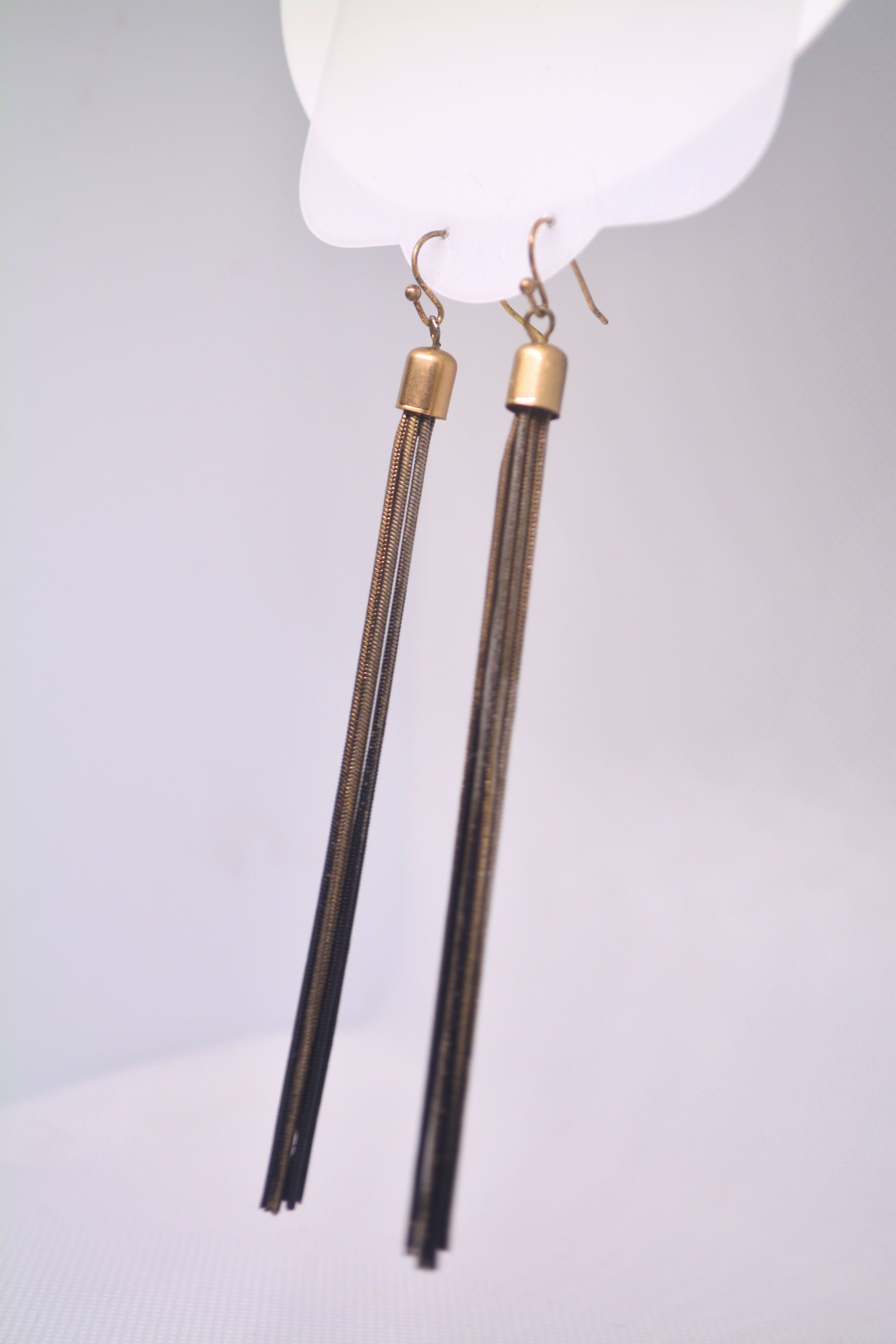 Just Neat Stuff Drop and dangle Chains — detail close-up