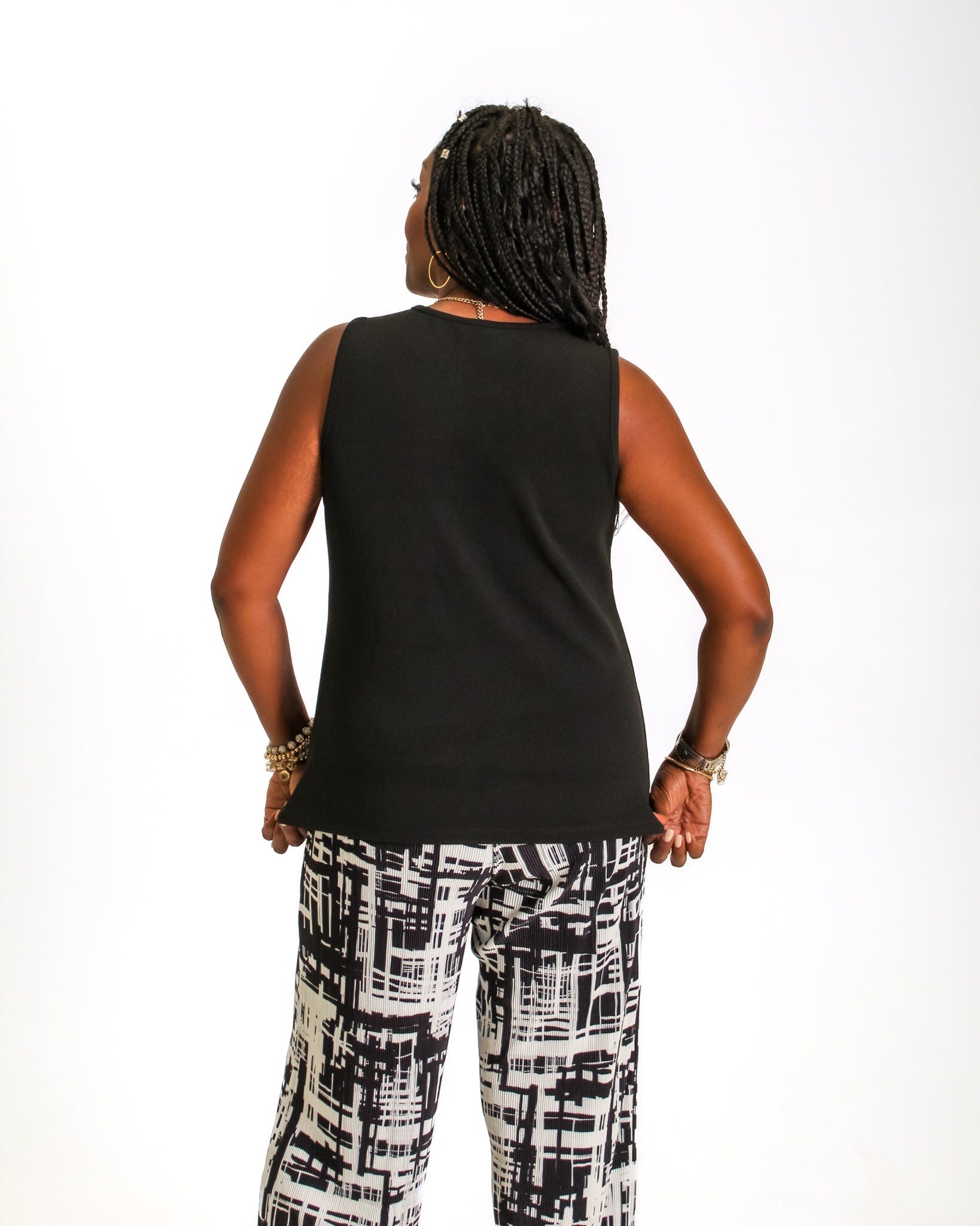 KADOU BOUTIQUE Keyhole Sleeveless Top — detail close-up