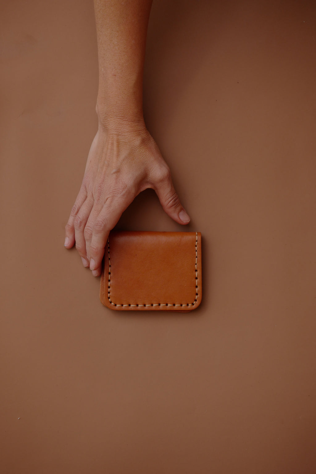 LOLA Y TULA Leather Cardholder Wallet Camel — lifestyle context