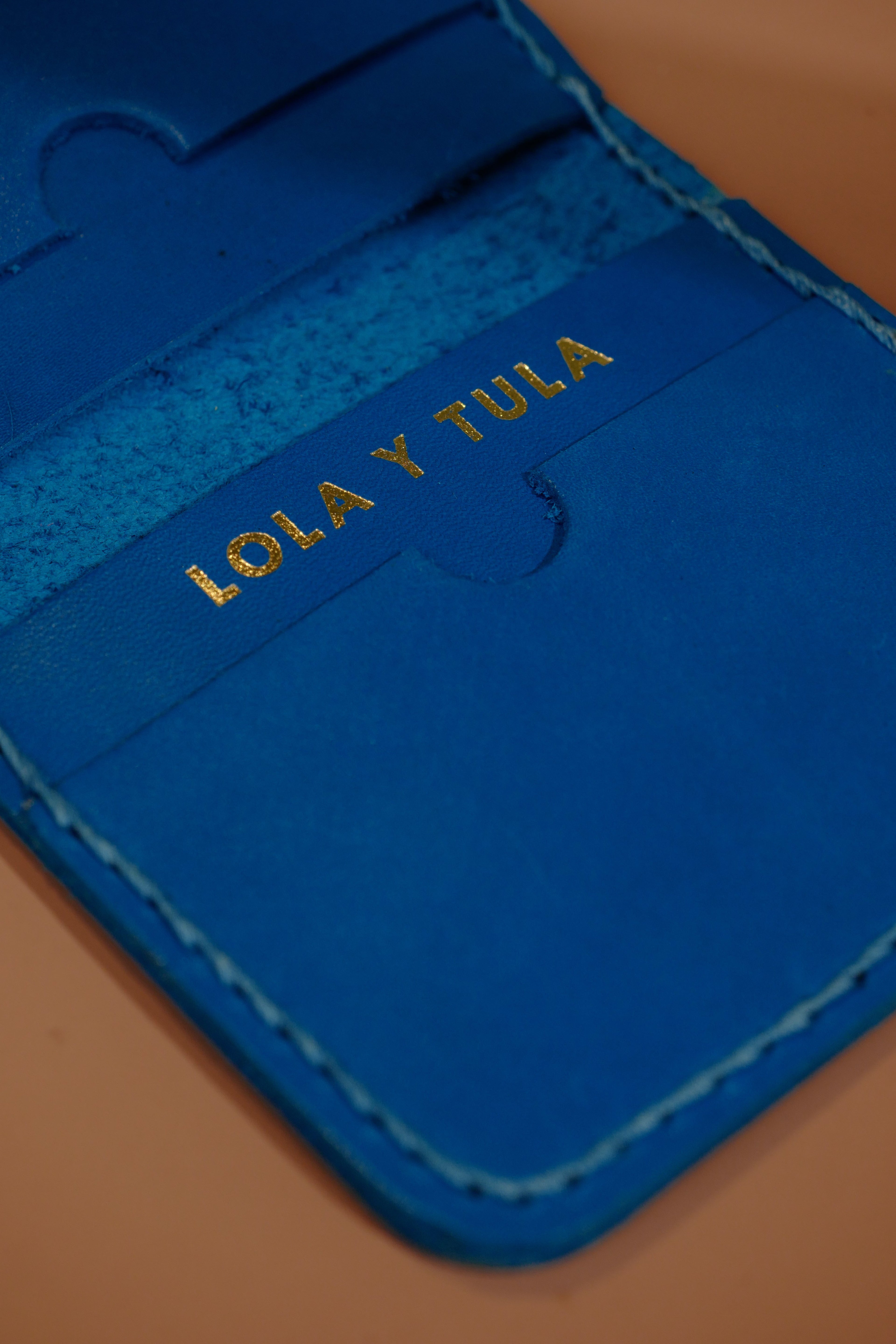 LOLA Y TULA Leather cardholder Wallet Pacific Blue — lifestyle context