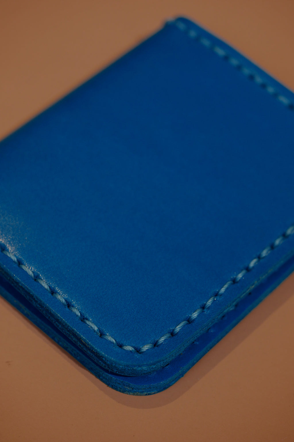 LOLA Y TULA Leather cardholder Wallet Pacific Blue — detail close-up