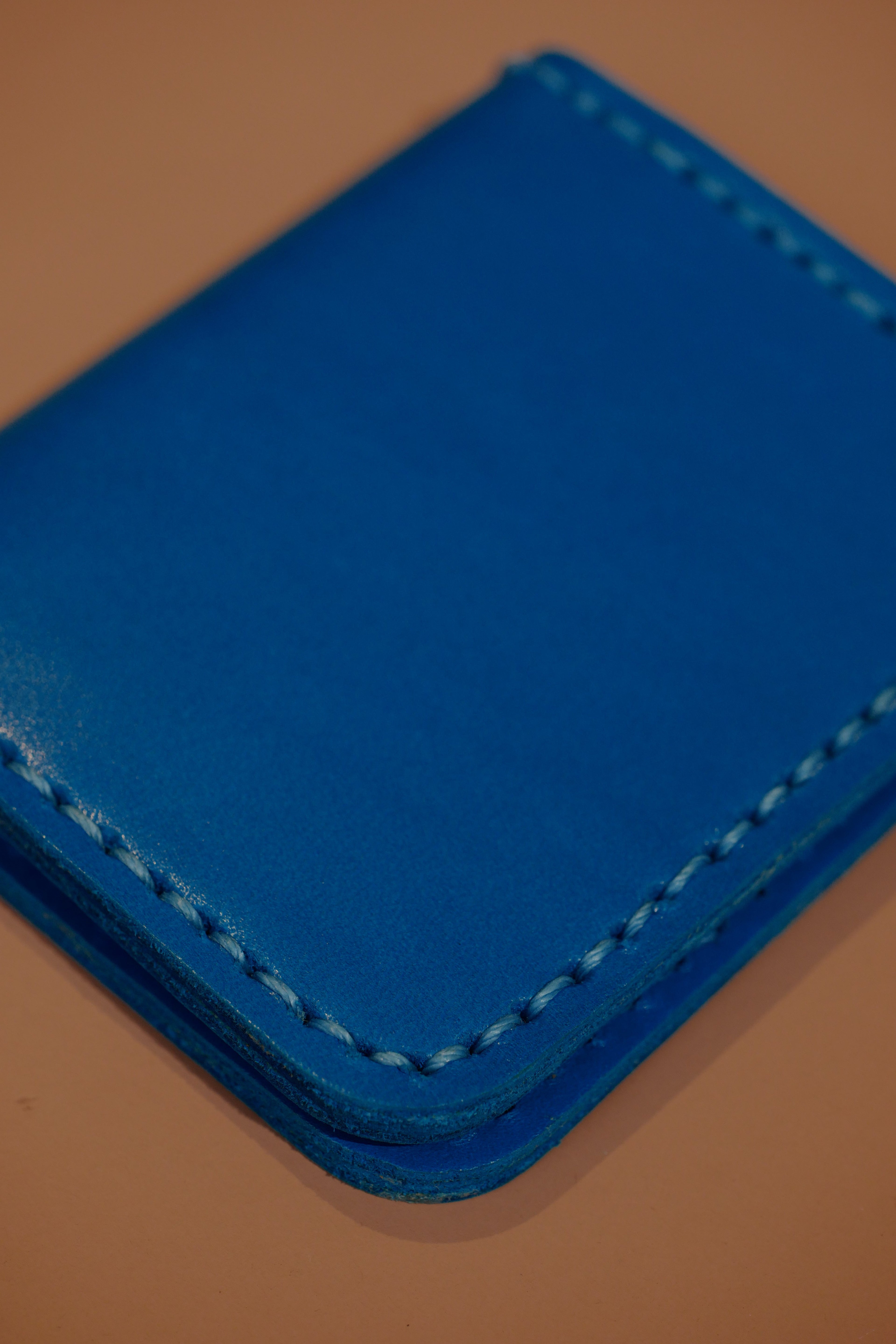 LOLA Y TULA Leather cardholder Wallet Pacific Blue — detail close-up